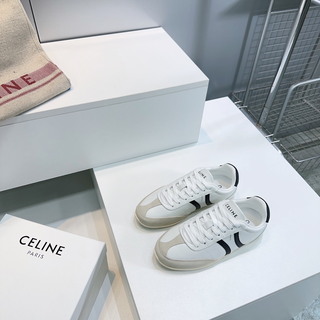 NO:260243,, men's 20 top quality couple's CELINE 2025 spring and summer new product show main promotion Arc de Triomphe logo lace-up casual shoes white shoes simple and comfortable, clean and neat, height-enhancing and thin legs, whether worn alone or with wide-leg pants, high street and retro, we will make CE girls together. The upper is imported cowhide, inner footbed breathable mesh cloth, original mold opening rubber outsole size: women's 35-40 (40 custom made no return or exchange) men's 39-45 (45 custom made no return or exchange) with original packaging, casual shoes/sports shoes, celine, celine, sneakers, cowhide19860909,男20 顶级品质 情侣款CELINE赛琳2025春夏新品秀场主推款凯旋门徽标系带休闲鞋小白鞋 简单舒服,干净利落,增高显腿细,无论是单穿还是搭配阔腿裤,高街又复古一起来做CE女孩 鞋面采用进口头层牛皮 内里垫脚透气网布 原版开模橡胶大底 码数:女35-40（40订做不退换） 男39-45（45定做不退换） 配原版包装,休闲鞋/运动鞋,celine,celine,sneakers,cowhide,Women's Shoes