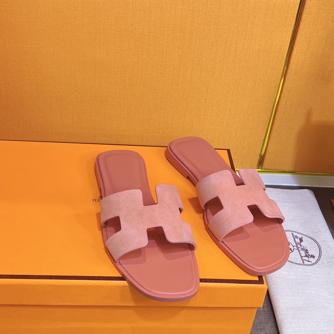 NO:239339,Like, the H-drag with a look at the heart is here. The essential slippers will be unbeaten forever. It is really hard not to love it. It is comfortable and versatile to wear on your feet. It is very comfortable and versatile. It is very shaped and looks gentle and generous. The simple and atmospheric pop style design is quite fashionable!  Whether it is a casual T-shirt with shorts or an elegant dress, it can be easily controlled, and it can add points to different occasions you attend. It is very recommended to buy it, and you can control it in any occasion!  It’s great to go out shopping, traveling, and dating!  Pure hand-sewn, private custom made. The counter has slightly adjusted the correct code and the correct shot. The code number is 34-43 (34.41.42.43 customization is not returned or exchanged), slippers, slippers, skirts, shorts, tees, t-shirt19860909赞赞赞,一眼心动的H拖来啦,必不可少的拖鞋,将会是万年不败拖,真的很难不爱,上脚舒服很赞而且百搭,非常修饰脚型的同时也会显得温婉大方,简约大气的流行性版型设计相当时尚！无论是休闲T恤配短裤的运动范,或者是清雅连衣裙都可以驾驭的特别轻松,为自己出席的不同场合都能加分,非常推荐入手,任何场合都能驾驭！出门逛街旅游约会都好绝绝子非常ok！ 纯手工缝制,私人订制款.  码数同步专柜稍调正码正拍 码数34-43（34.41.42.43码订制不退换）,拖鞋,slippers,skirts,shorts,tees，t-shirt,Women's Shoes