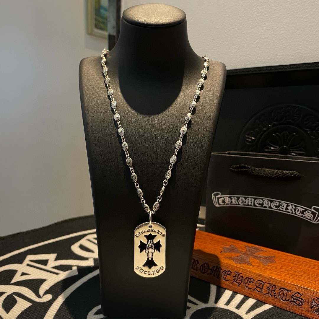 NO:109540,TikTok/Kuaishou/ins/Xiaohongshu/Live Hot, New [Counter Quality] Chrome Hearts Cross Necklace, Square Sword Pendant, Concave and Convex and Convex Sculptures, presenting unique styles. Cross Scout Flowers are Croxin's ambitions, so they last longer. Genuine version of Chrome Hearts Croxin, different market light version, benchmarking quality, looking at the details of the letter printing, retro old gray oxygen level. Seiko version!  !  !  Pure handmade ~ Authentic model opening must-have fashion and fashion, both men and women can wear it, same style for couples, original official website, rock punk style silver style, retro elements, trendy and versatile!  , jewelry boutique, chrome hearts, chrome hearts, necklace19860909批 抖音/快手/ins/小红书/直播热门 ,新款【专柜品质】Chrome Hearts克罗心十字架项链 ,方牌宝剑吊坠,凹凸造型不同的花纹设计风格 呈现出与众不同 十字架 童军花是克罗心的志 所以更经久不衰 正品打版Chrome Hearts克罗心 区别市场普通轻版 对版对标品质 看字印细节 复古做旧灰氧程度.精工版本！！！ 纯手工打造 ～正品开模潮流时尚必备 男女均可佩戴 情侣同款 官网原版 摇滚朋克泰银风格 复古元素 潮流百搭！,饰品精品,chrome hearts,chrome hearts,necklace,Jewelry