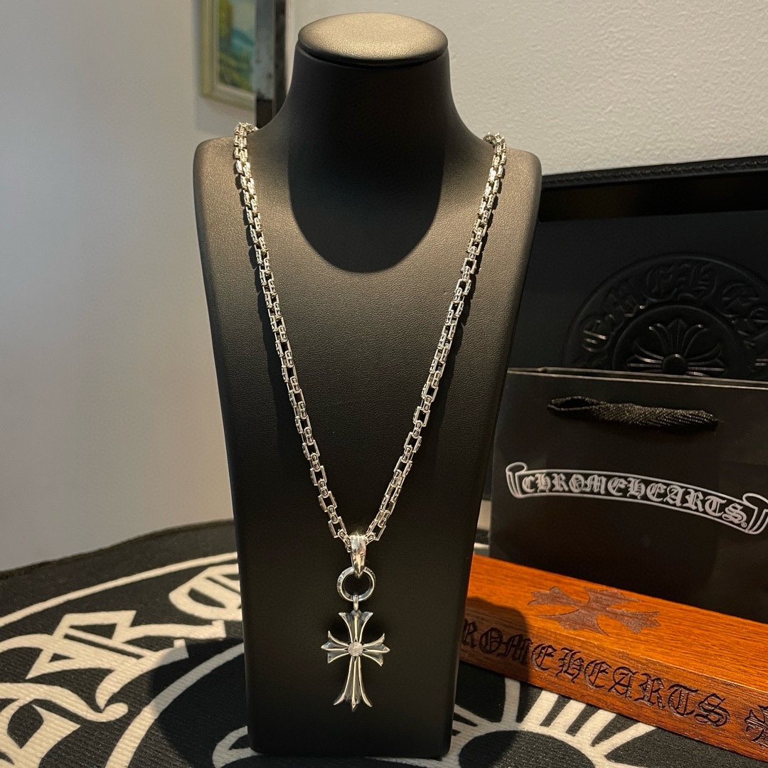 NO:111946,TikTok/Kuaishou/ins/Xiaohongshu/Live Hot, New [Counter Quality] Chrome Hearts Cross Necklace, Cross Pendant, Concave and Convex and Convex Scout Flowers are Croxin's ambition, so they last forever. Genuine version of Chrome Hearts Croxin, different light version of the market, benchmarking quality, looking at the details of the letter printing, retro old gray oxygen level. Seiko version!  !  !  Pure handmade ~ Authentic model opening must-have fashion and fashion, both men and women can wear it, same style for couples, original official website, rock punk style silver style, retro elements, trendy and versatile!  , jewelry boutique, chrome hearts, chrome hearts, necklace19860909批 抖音/快手/ins/小红书/直播热门 ,新款【专柜品质】Chrome Hearts克罗心十字架项链 ,十字架吊坠,凹凸造型不同的花纹设计风格 呈现出与众不同 十字架 童军花是克罗心的志 所以更经久不衰 正品打版Chrome Hearts克罗心 区别市场普通轻版 对版对标品质 看字印细节 复古做旧灰氧程度.精工版本！！！ 纯手工打造 ～正品开模潮流时尚必备 男女均可佩戴 情侣同款 官网原版 摇滚朋克泰银风格 复古元素 潮流百搭！,饰品精品,chrome hearts,chrome hearts,necklace,Jewelry