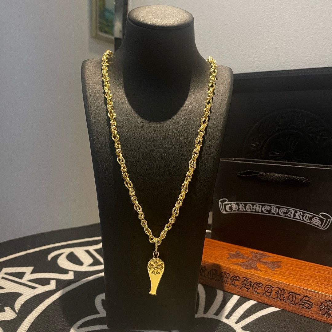 NO:109544,TikTok/Kuaishou/ins/Xiaohongshu/Live Hot, New [Counter Quality] Chrome Hearts Croxin Gold 8-character buckle letter necklace, cross fancy pendant, different pattern design styles with concave and concave shapes present a unique style. Cross Scout flowers are Croxin's ambitions, so they last longer. Genuine version of Chrome Hearts Croxin, differentiated market ordinary light version, benchmarked on quality, look at the details of the letter printing, retro old gray oxygen level. Seiko version!  !  !  Pure handmade ~ Authentic model opening must-have fashion and fashion, both men and women can wear it, same style for couples, original official website, rock punk style silver style, retro elements, trendy and versatile!  , jewelry boutique, chrome hearts, chrome hearts, necklace, gold19860909批 抖音/快手/ins/小红书/直播热门 ,新款【专柜品质】Chrome Hearts克罗心黄金色8字扣字母项链,十字花哨子吊坠,凹凸造型不同的花纹设计风格 呈现出与众不同 十字架 童军花是克罗心的志 所以更经久不衰 正品打版Chrome Hearts克罗心 区别市场普通轻版 对版对标品质 看字印细节 复古做旧灰氧程度.精工版本！！！ 纯手工打造 ～正品开模潮流时尚必备 男女均可佩戴 情侣同款 官网原版 摇滚朋克泰银风格 复古元素 潮流百搭！,饰品精品,chrome hearts,chrome hearts,necklace,gold,Jewelry
