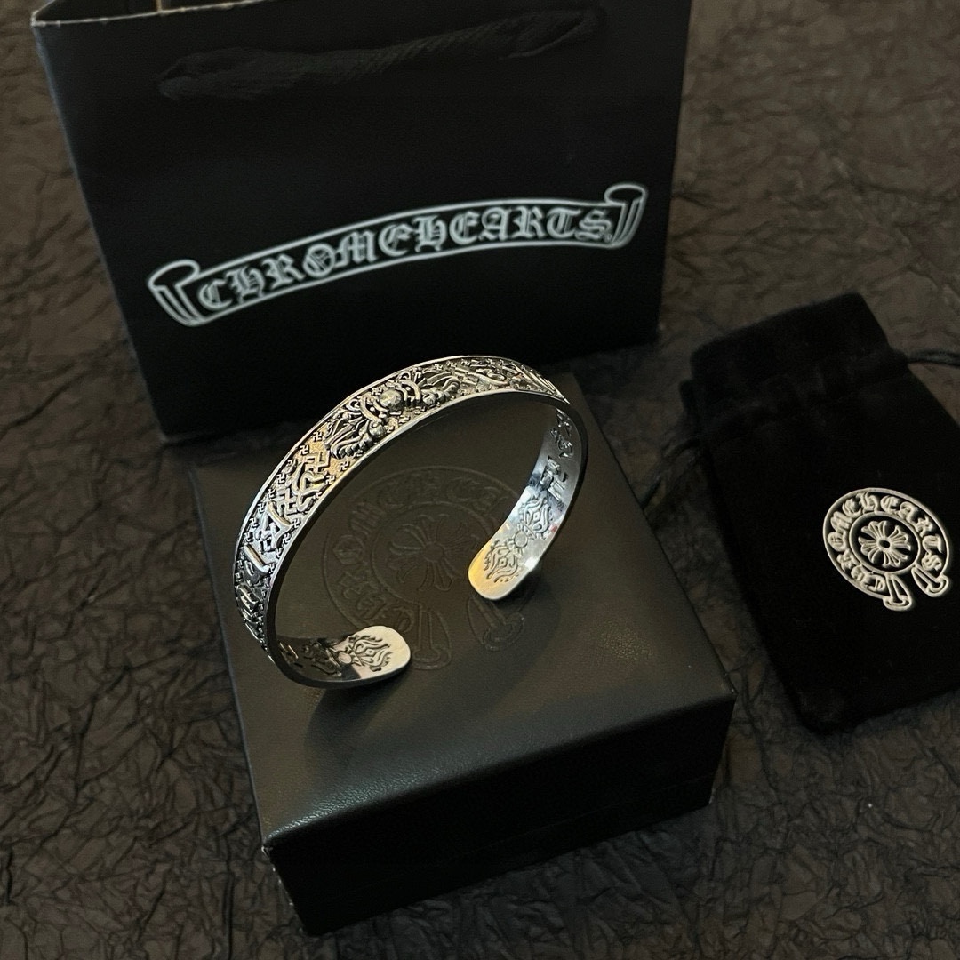 NO:109546,Batch New model [Counter Quality] Chrome Hearts Croxin Open Bangle The pattern design styles with different concave and convex shapes are unique. Cross Scout flowers are Croxin's logo, so they last longer. The authentic version of Chrome Hearts Croxin necklace is the ordinary light version of the market. The quality is benchmarked against the quality of the printed details. The retro old gray oxygen level. Seiko version!  , jewelry boutique, chrome hearts, chrome hearts, necklace, bracelet19860909批 新款【专柜品质】Chrome Hearts克罗心开口手镯 凹凸造型不同的花纹设计风格呈现出与众不同 十字架童军花是克罗心的标志 所以更经久不衰 正品打版Chrome Hearts克罗心项链区别市场普通轻版 对版对标品质 看字印细节 复古做旧灰氧程度.精工版本！,饰品精品,chrome hearts,chrome hearts,necklace,bracelet,Jewelry