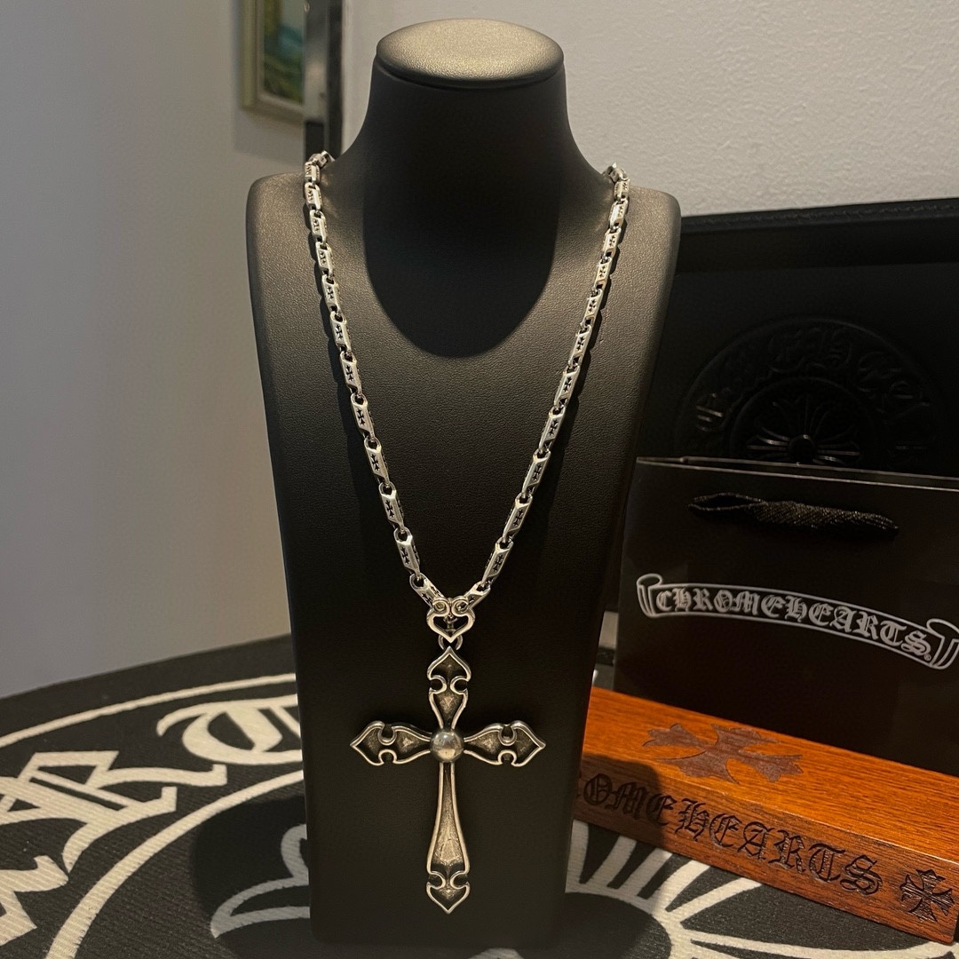 NO:109548,TikTok/Kuaishou/ins/Xiaohongshu/Live Hot, New [Counter Quality] Chrome Hearts Cross Necklace, Large Cross Pendant, Different Concave and Convex and Convex Scout Flowers are Croxin's ambitions, so they last forever. Genuine version of Chrome Hearts Croxin, different market light version, benchmark quality, look at the details of the letter printing, retro old gray oxygen level. Seiko version!  !  !  Pure handmade ~ Authentic model opening must-have fashion and fashion, both men and women can wear it, same style for couples, original official website, rock punk style silver style, retro elements, trendy and versatile!  , jewelry boutique, chrome hearts, chrome hearts, necklace19860909批 抖音/快手/ins/小红书/直播热门 ,新款【专柜品质】Chrome Hearts克罗心十字架项链 ,大号十字架吊坠,凹凸造型不同的花纹设计风格 呈现出与众不同 十字架 童军花是克罗心的志 所以更经久不衰 正品打版Chrome Hearts克罗心 区别市场普通轻版 对版对标品质 看字印细节 复古做旧灰氧程度.精工版本！！！ 纯手工打造 ～正品开模潮流时尚必备 男女均可佩戴 情侣同款 官网原版 摇滚朋克泰银风格 复古元素 潮流百搭！,饰品精品,chrome hearts,chrome hearts,necklace,Jewelry