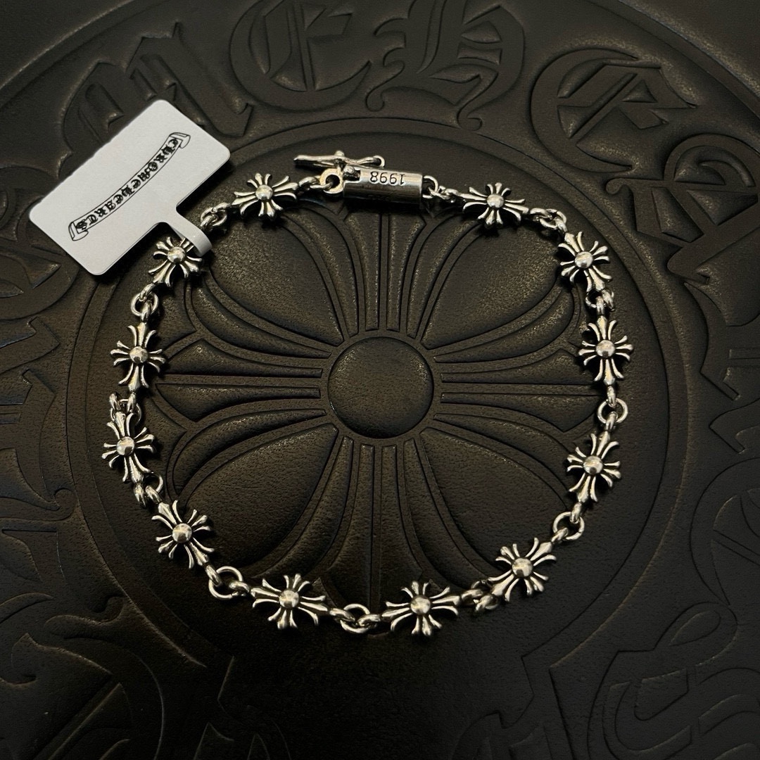 NO:111298,New [Counter Quality] Chrome Hearts Croxin Classic retro cross bracelet with different concave and convex shapes, presenting unique styles of different crosses. Cross Scout flowers are Croxin's ambitions, so they last longer. Genuine version of Chrome Hearts Croxin, differentiating the market's ordinary light version, matching the quality, looking at the details of the letter printing, retro old gray oxygen level. Seiko version!  !  !  Pure handmade ~ Authentic model opening must-have fashion and fashion, both men and women can wear it, same style for couples, original official website, rock punk style silver style, retro elements, trendy and versatile!  , jewelry boutique, chrome hearts, chrome hearts, bracelet19860909新款【专柜品质】Chrome Hearts克罗心 经典复古十字架手链 凹凸造型不同的花纹设计风格 呈现出与众不同 十字架 童军花是克罗心的志 所以更经久不衰 正品打版Chrome Hearts克罗心 区别市场普通轻版 对版对标品质 看字印细节 复古做旧灰氧程度.精工版本！！！ 纯手工打造 ～正品开模潮流时尚必备 男女均可佩戴 情侣同款 官网原版 摇滚朋克泰银风格 复古元素 潮流百搭！,饰品精品,chrome hearts,chrome hearts,bracelet,Jewelry