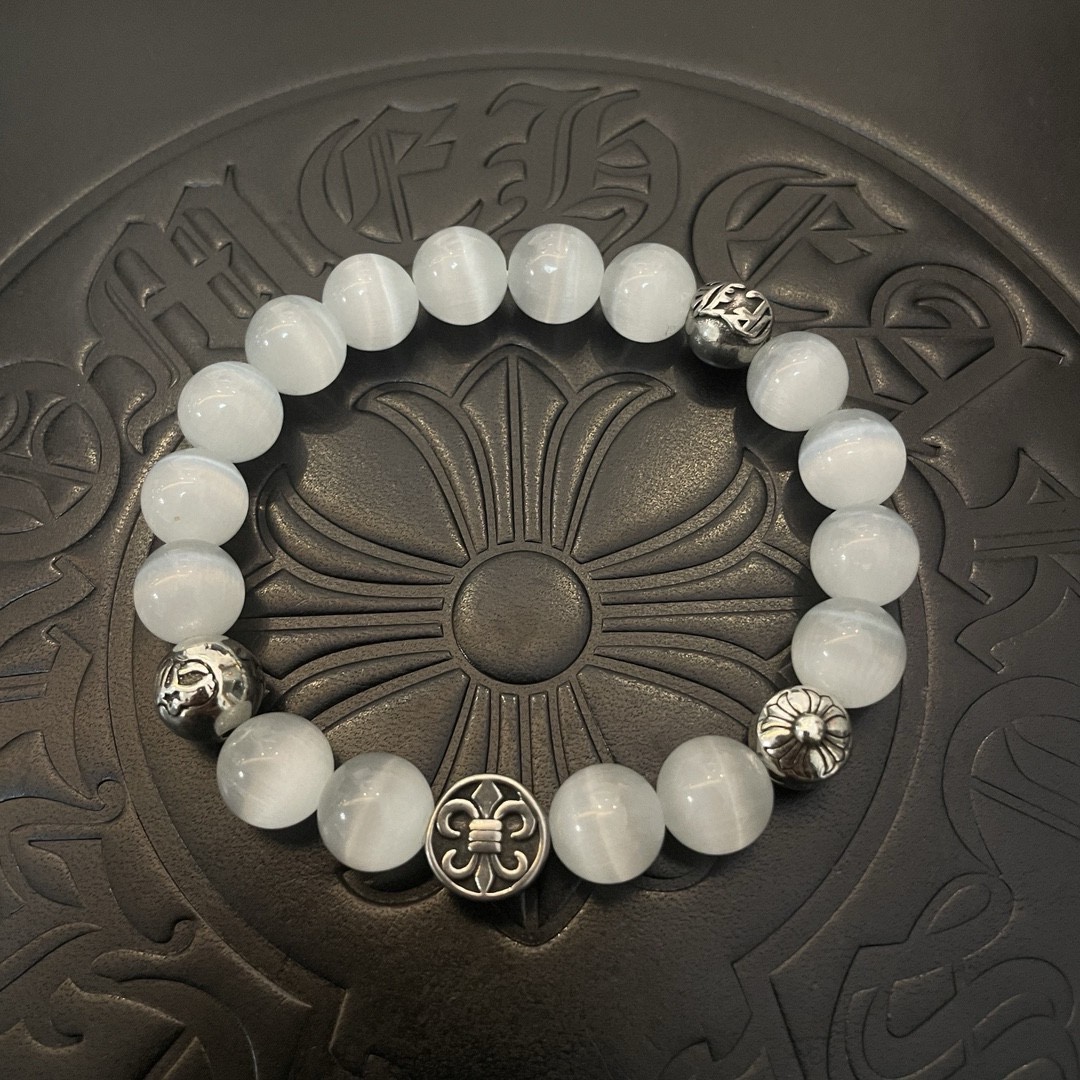 NO:109571,New [Counter Quality] Chrome Hearts Croxin Classic retro multi-element white cat-eye bracelet, Kuaishou/ins/Little Red Book popular, different concave and convex and convex design styles present unique. Cross Scout flowers are Croxin's logo, so they last longer. Genuine version Chrome Hearts Croxin, differentiate the market ordinary light version, match the quality of the version, look at the details of the letter printing, the degree of retro old gray oxygen. Seiko version!  , jewelry boutique, chrome hearts, chrome hearts, bracelet19860909新款【专柜品质】Chrome Hearts克罗心 经典复古多元素白猫眼手串手链 ,快手/ins/小红书热门,凹凸造型不同的花纹设计风格呈现出与众不同 十字架童军花是克罗心的标志 所以更经久不衰 正品打版Chrome Hearts克罗心 区别市场普通轻版 对版对标品质 看字印细节 复古做旧灰氧程度.精工版本！,饰品精品,chrome hearts,chrome hearts,bracelet,Jewelry