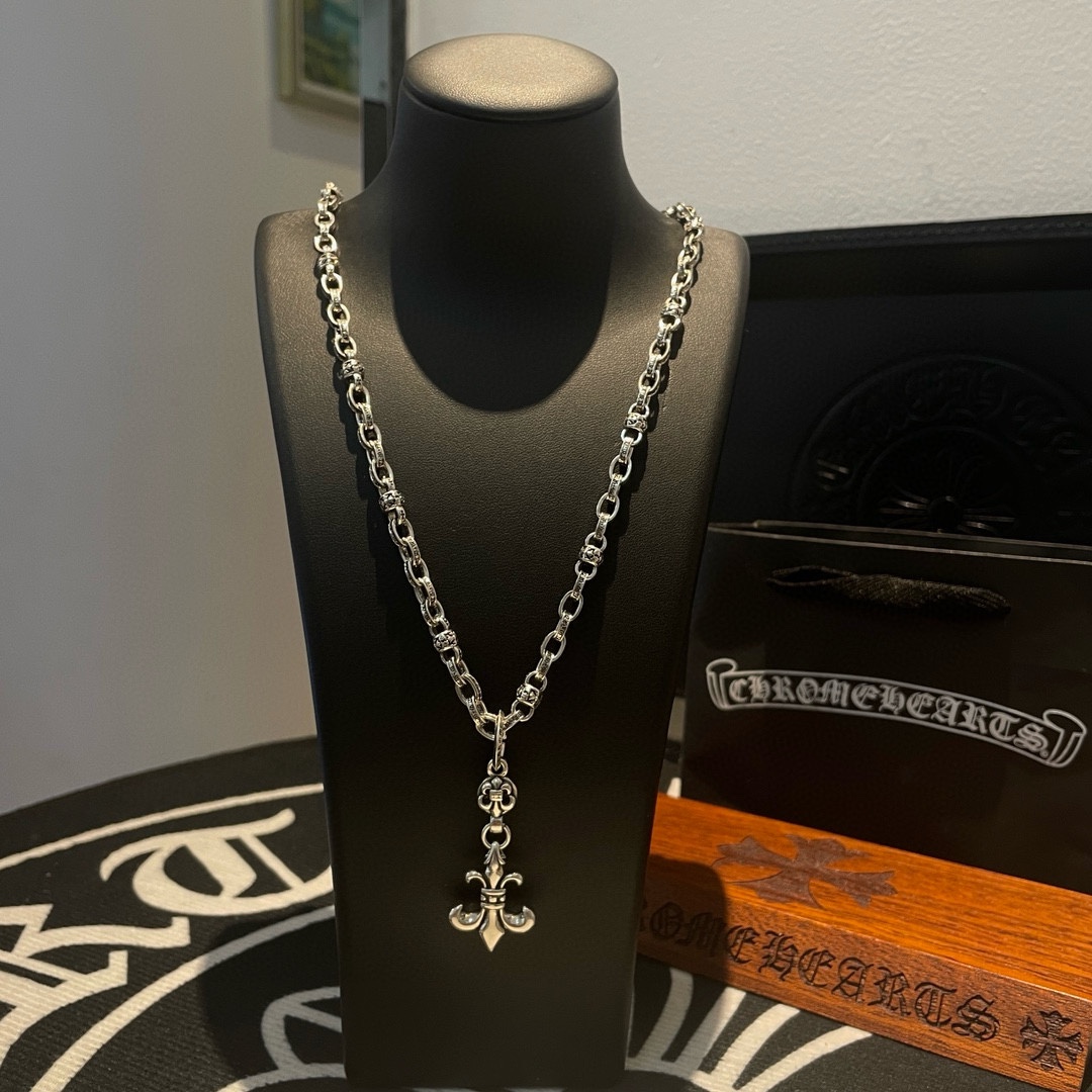 NO:109574,New [Counter Quality] Chrome Hearts Croxin Classic Cross Flower Ball Necklace, Scout Flower Pendant Kuaishou/ins/Little Red Book Popular, Different concave and convex and convex design styles, presenting uniqueness, Cross Scout Flowers are Croxin's ambition, so they last longer, genuine version Chrome Hearts Croxin, differentiate the market ordinary light version, benchmark the quality of the version, look at the details of the letter printing, retro old gray oxygen level. Seiko version!  !  !  Pure handmade ~ Authentic model opening must-have fashion and fashion, both men and women can wear it, same style for couples, original official website, rock punk style silver style, retro elements, trendy and versatile!  , jewelry boutique, chrome hearts, chrome hearts, necklace19860909新款【专柜品质】Chrome Hearts克罗心经典十字花球项链,童军花吊坠 快手/ins/小红书热门 凹凸造型不同的花纹设计风格 呈现出与众不同 十字架 童军花是克罗心的志 所以更经久不衰 正品打版Chrome Hearts克罗心 区别市场普通轻版 对版对标品质 看字印细节 复古做旧灰氧程度.精工版本！！！ 纯手工打造 ～正品开模潮流时尚必备 男女均可佩戴 情侣同款 官网原版 摇滚朋克泰银风格 复古元素 潮流百搭！,饰品精品,chrome hearts,chrome hearts,necklace,Jewelry