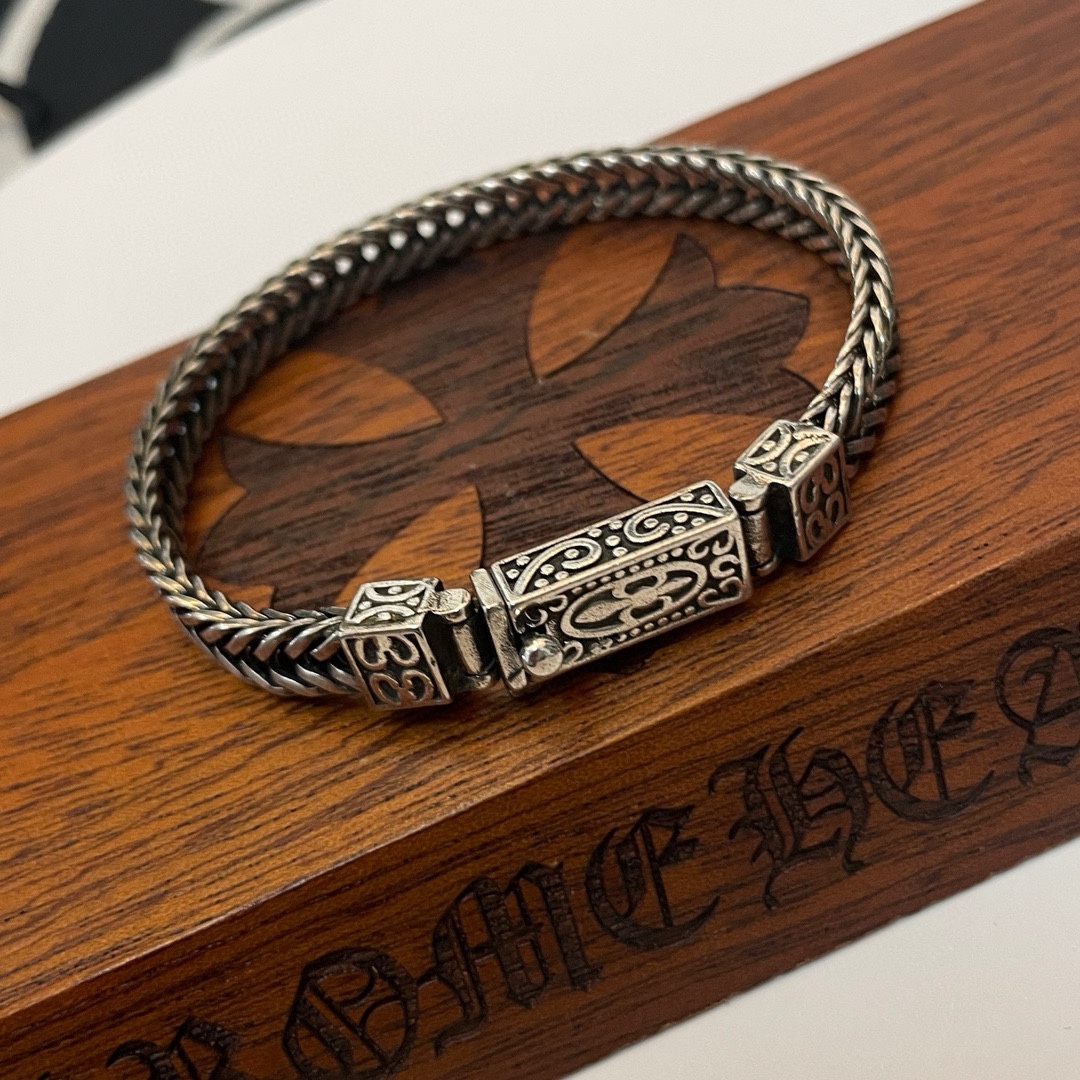 NO:109552,Batch New model [Counter Quality] Chrome Hearts Croxin Classic retro snake bone bracelet with different concave and convex shapes and different pattern design styles present unique Cross Scout flowers are Croxin's ambitions, so they last longer. Genuine version of Chrome Hearts Croxin Difference on the market ordinary light version, match the quality of the version, look at the details of the letter printing, the degree of retro old gray oxygen. Seiko version!  !  !  Pure handmade ~ Authentic model opening must-have fashion and fashion, both men and women can wear it, same style for couples, original official website, rock punk style silver style, retro elements, trendy and versatile!  , jewelry boutique, chrome hearts, chrome hearts, bracelet19860909批 新款【专柜品质】Chrome Hearts克罗心 经典复古蛇骨手链 凹凸造型不同的花纹设计风格 呈现出与众不同 十字架 童军花是克罗心的志 所以更经久不衰 正品打版Chrome Hearts克罗心 区别市场普通轻版 对版对标品质 看字印细节 复古做旧灰氧程度.精工版本！！！ 纯手工打造 ～正品开模潮流时尚必备 男女均可佩戴 情侣同款 官网原版 摇滚朋克泰银风格 复古元素 潮流百搭！,饰品精品,chrome hearts,chrome hearts,bracelet,Jewelry