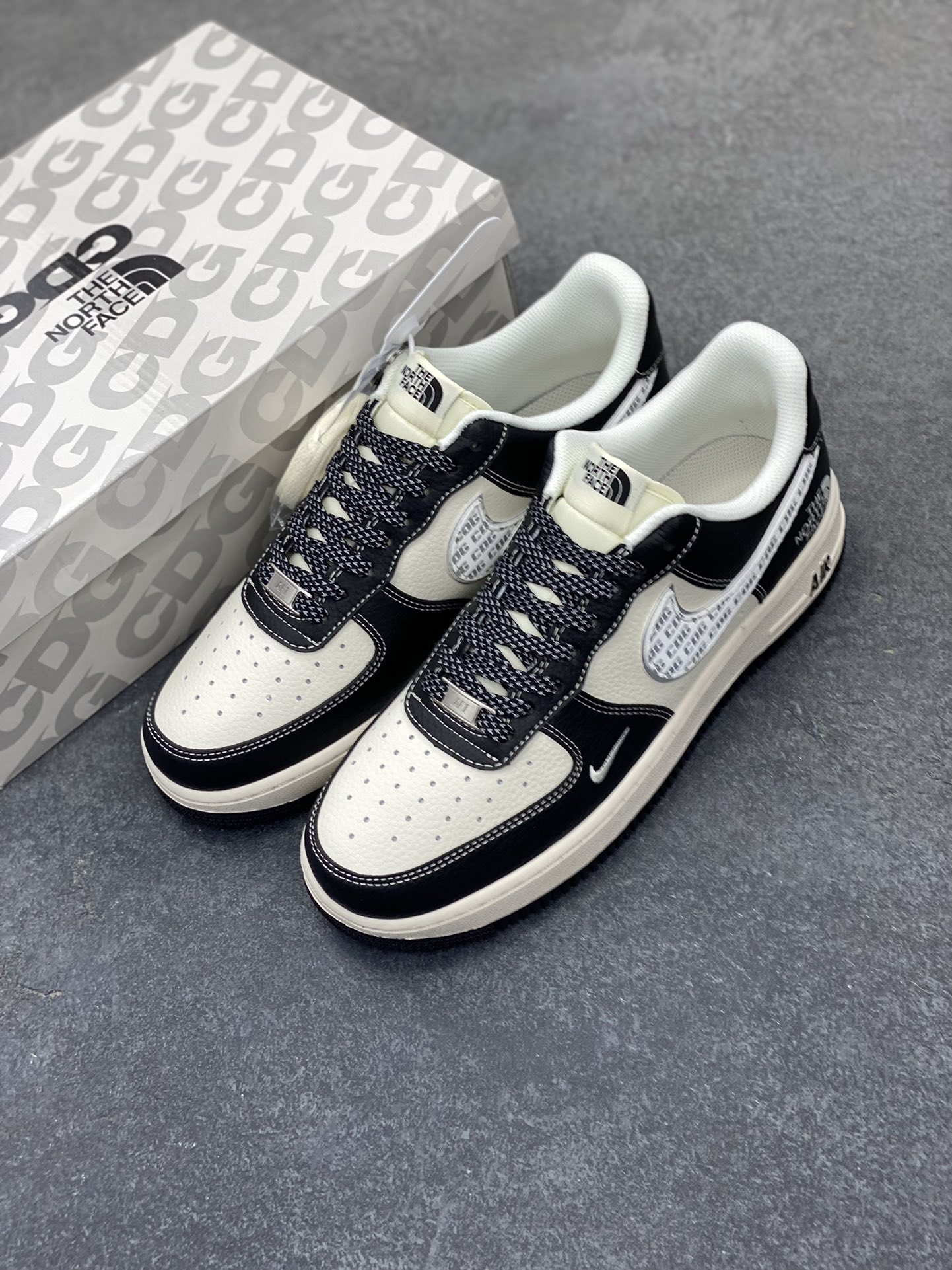 图片[8]-NIke Air Force 1 \’07 Low “北面联名——CDG熊猫”空军一号 低帮 运动鞋 休闲鞋 折边针车 工艺难度大 原楦头原纸板 原装鞋盒 定制五金配件 内置全掌气垫 原厂鞋底 货号：HH7518-049 尺码：36 36.5 37.5 38 38.5 39 40 40.5 41 42 42.5 43 44 44.5 45-选品中心