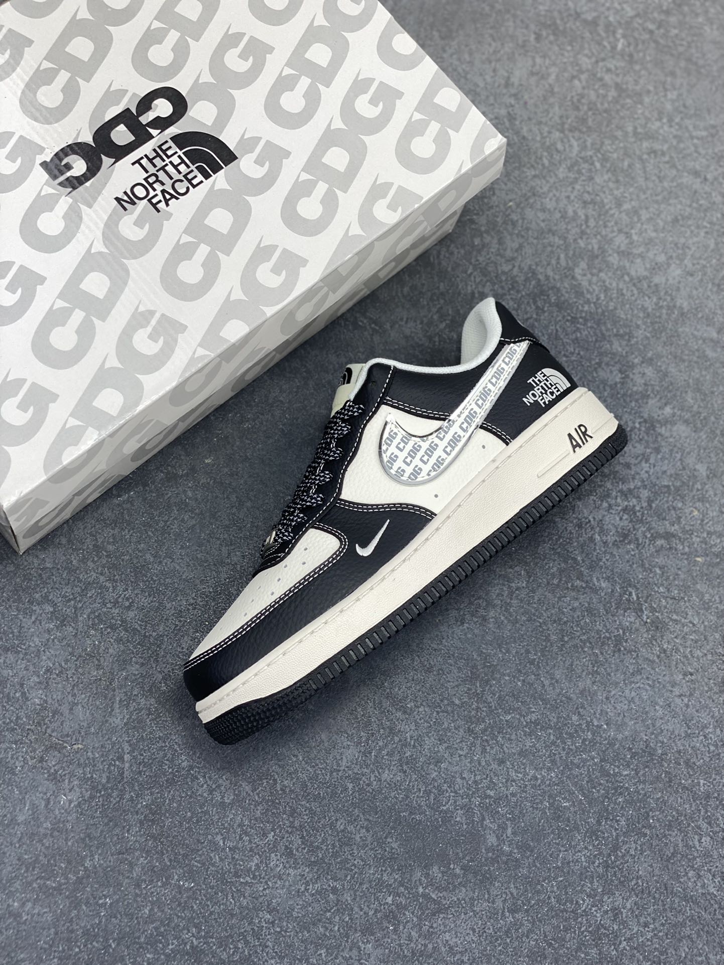 图片[7]-NIke Air Force 1 \’07 Low “北面联名——CDG熊猫”空军一号 低帮 运动鞋 休闲鞋 折边针车 工艺难度大 原楦头原纸板 原装鞋盒 定制五金配件 内置全掌气垫 原厂鞋底 货号：HH7518-049 尺码：36 36.5 37.5 38 38.5 39 40 40.5 41 42 42.5 43 44 44.5 45-选品中心