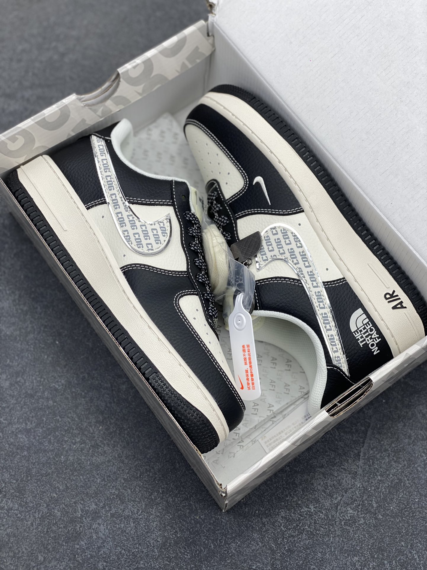 图片[9]-NIke Air Force 1 \’07 Low “北面联名——CDG熊猫”空军一号 低帮 运动鞋 休闲鞋 折边针车 工艺难度大 原楦头原纸板 原装鞋盒 定制五金配件 内置全掌气垫 原厂鞋底 货号：HH7518-049 尺码：36 36.5 37.5 38 38.5 39 40 40.5 41 42 42.5 43 44 44.5 45-选品中心