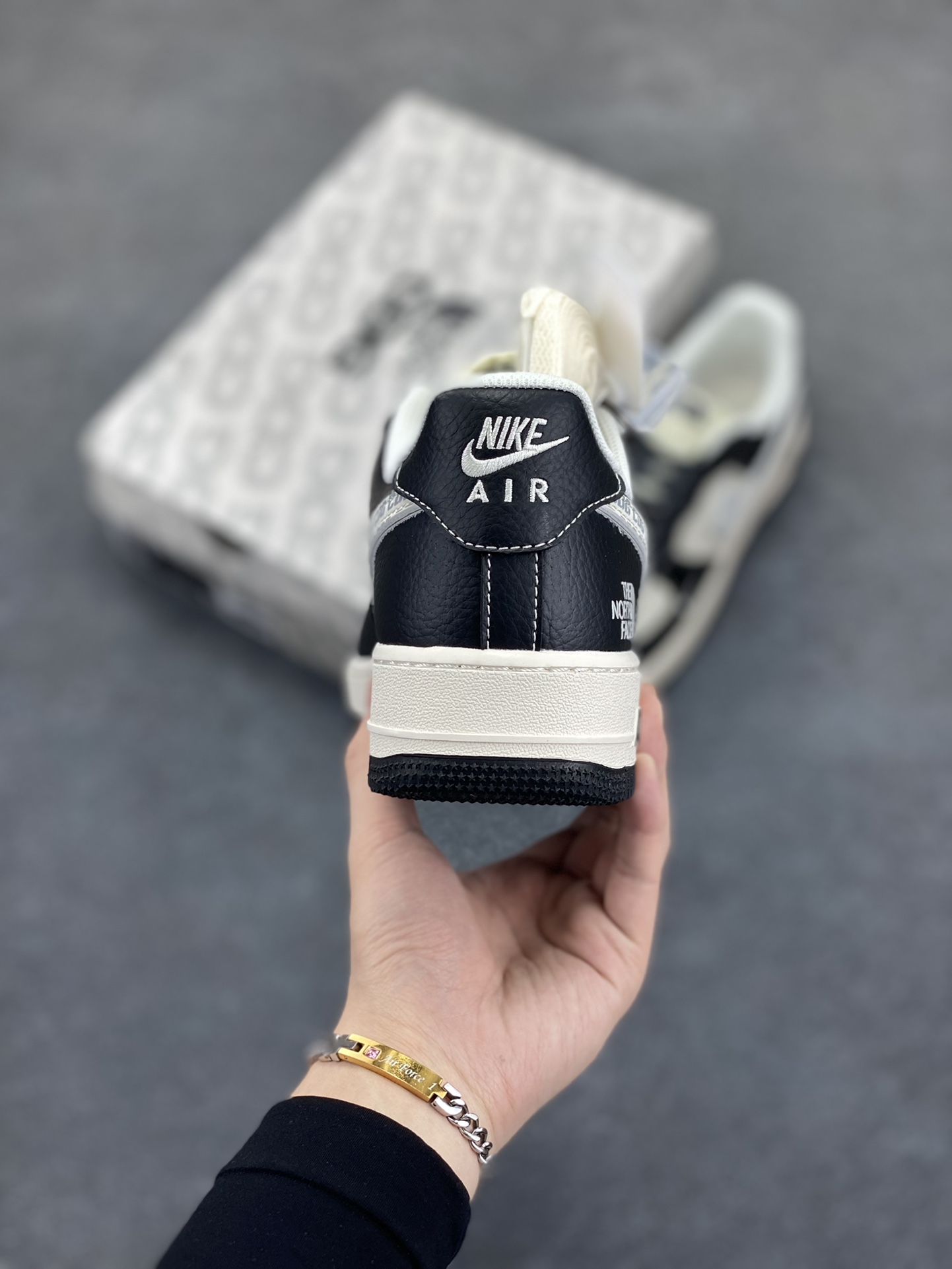 图片[4]-NIke Air Force 1 \’07 Low “北面联名——CDG熊猫”空军一号 低帮 运动鞋 休闲鞋 折边针车 工艺难度大 原楦头原纸板 原装鞋盒 定制五金配件 内置全掌气垫 原厂鞋底 货号：HH7518-049 尺码：36 36.5 37.5 38 38.5 39 40 40.5 41 42 42.5 43 44 44.5 45-选品中心