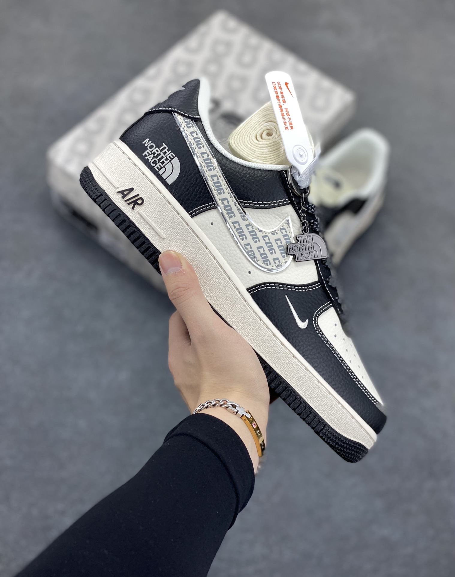 NIke Air Force 1 \’07 Low “北面联名——CDG熊猫”空军一号 低帮 运动鞋 休闲鞋 折边针车 工艺难度大 原楦头原纸板 原装鞋盒 定制五金配件 内置全掌气垫 原厂鞋底 货号:HH7518-049 尺码:36 36.5 37.5 38 38.5 39 40 40.5 41 42 42.5 43 44 44.5 45-选品中心
