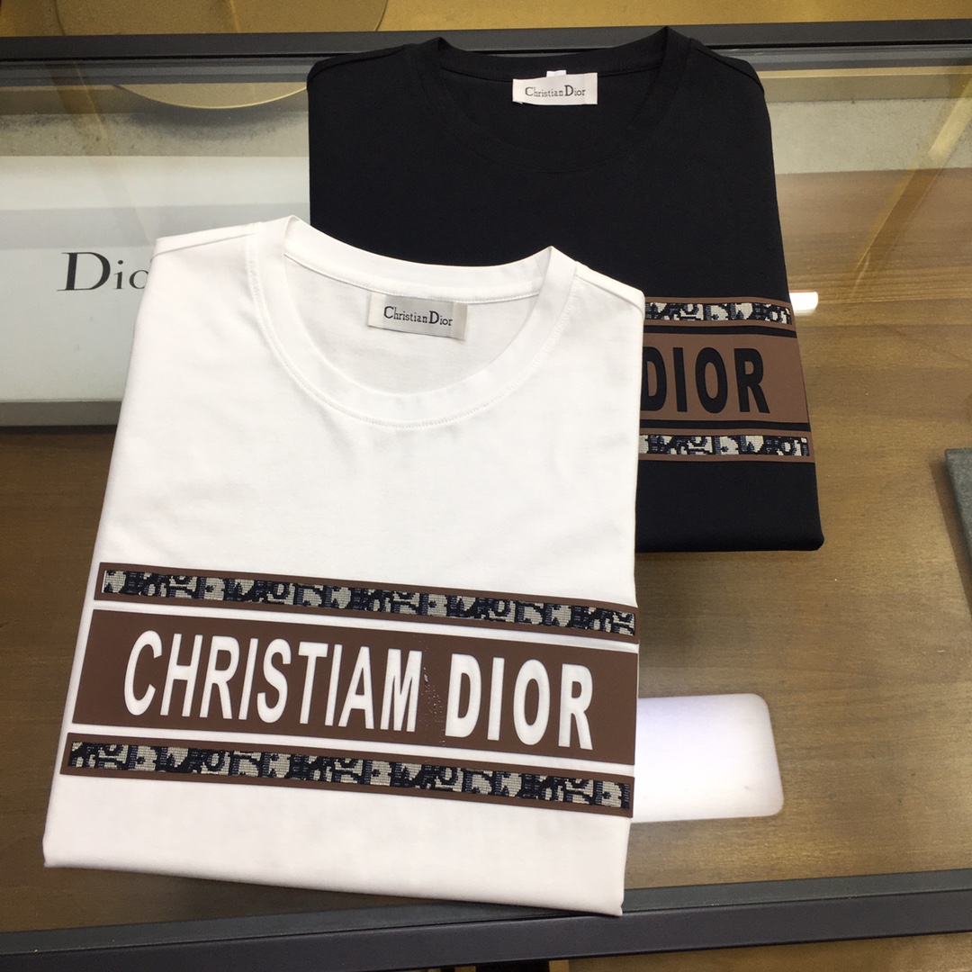 NO:505349,【Dio..r...】 2025 new casual round neck short-sleeved T-shirt, foreign trade and trading company products, heavy recommendations, brand original, perfect and first-class quality!  A single item with a strong sense of craftsmanship and design, bringing fashion aesthetics to the extreme, it is quite artistic, and it is customized with imported double mercerizing materials!  The fabric is soft and comfortable!  The details are in place, and the construction is very unique and clever, and the whole body is clean and neat, and the lines are simple and elegant. It is suitable to wear a base alone!  Color: White Black Number of codes: M-4XL [Please report height and weight by placing an order].,dior,T-shirt,tees,t-shirt,alexander wang19860909【Dio..r...】 2025新品休闲圆领短袖T恤,外贸贸易公司货,重磅推荐,品牌原产 品相完美一流！工艺设计感超强的一款单品,将时装美学发挥到极致,相当有意境,定制进口双丝光材质！面料柔软舒适！细节设计到位,非常别致巧妙的构建,通体干净利落,线条感简洁大方.单穿打底皆宜！ 颜色:白色 黑色 码数:M-4XL【下单请报身高体重】.,,dior,T-shirt,tees，t-shirt,alexander wang,Men's clothing