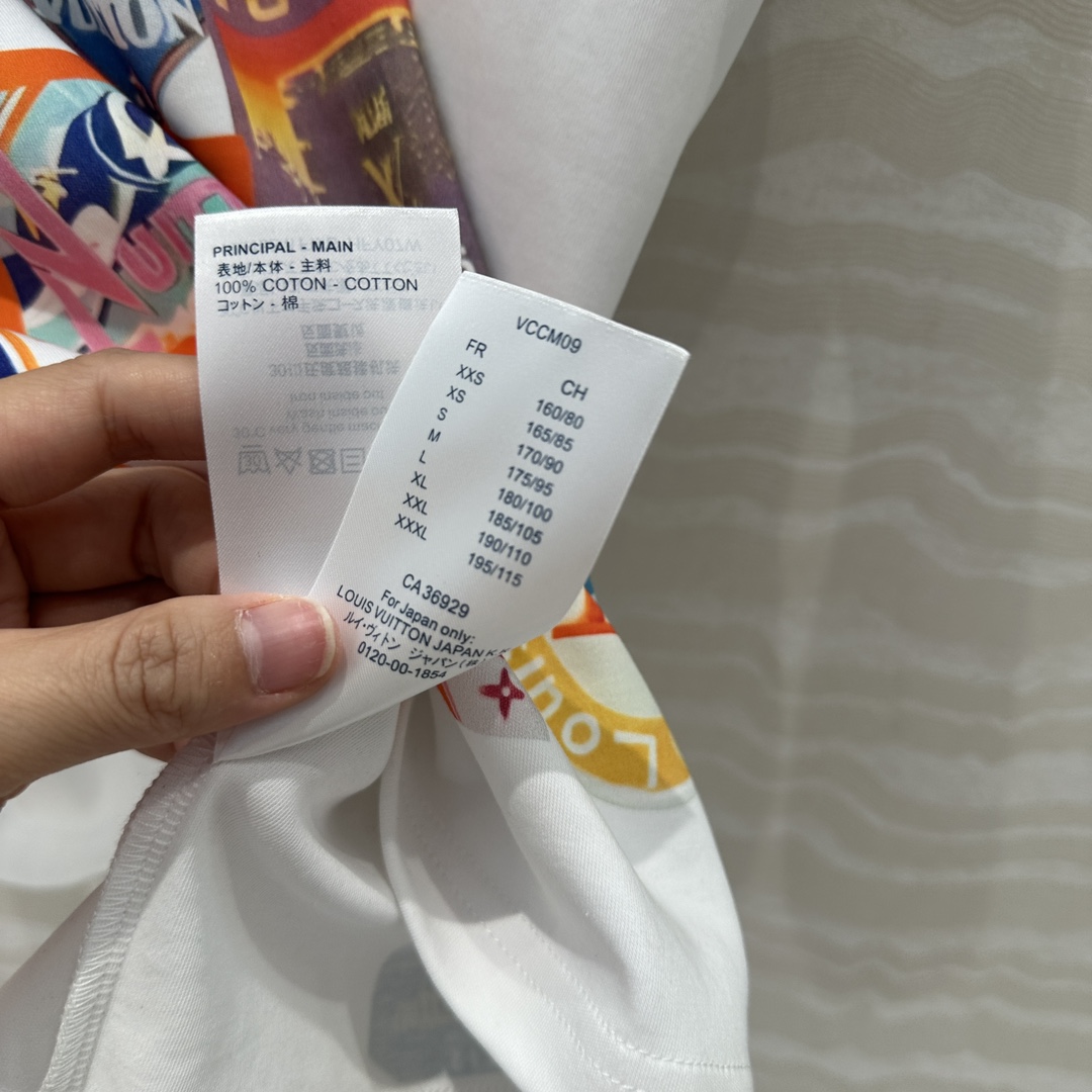 独家首发❤️原单品质💕lou神仙颜值的彩虹假日🌈系列经典MONOGRAM海报徽章印花短袖T恤。定制金属链