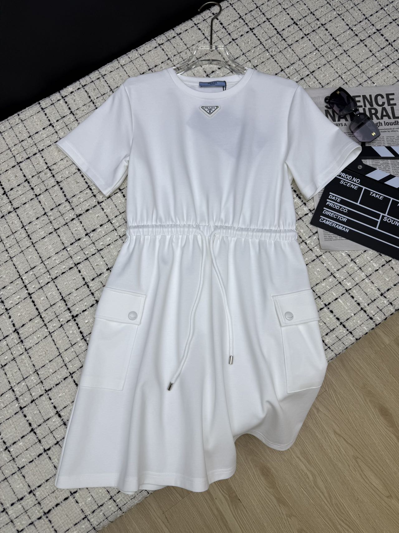 NO:327322,Casual essentials 25ss drawstring design round neck dress. Classic triangle logo is very design-like. T-shirt round neck design. Waist elasticity. Slimming style. More inclusive. You can control whatever body shape. Two-color SML, skirts, tees, t-shirt, alexander wang.19860909休闲必备款 25ss 抽绳设计圆领连衣裙 经典三角标很有设计感 T恤圆领设计 腰部松紧做法 显瘦版型 更有包容性 不管什么身材都可以驾驭 两色SML,,skirts,tees，t-shirt,alexander wang,Women's clothing