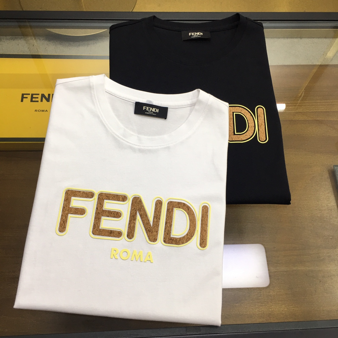 NO:505354,【Fend...】 2025 new casual round neck short-sleeved T-shirt, foreign trade and trading company products, heavy recommendations, brand original, perfect and first-class quality!  A single item with a strong sense of craftsmanship and design, bringing fashion aesthetics to the extreme, it is quite artistic, and it is customized with imported double mercerizing materials!  The fabric is soft and comfortable!  The details are in place, and the construction is very unique and clever, and the whole body is clean and neat, and the lines are simple and elegant. It is suitable to wear a base alone!  Color: White Black Number of codes: M-4XL [Please report height and weight by placing an order].,,fendi,T-shirt,tees,t-shirt,alexander wang19860909【Fend...】 2025新品休闲圆领短袖T恤,外贸贸易公司货,重磅推荐,品牌原产 品相完美一流！工艺设计感超强的一款单品,将时装美学发挥到极致,相当有意境,定制进口双丝光材质！面料柔软舒适！细节设计到位,非常别致巧妙的构建,通体干净利落,线条感简洁大方.单穿打底皆宜！ 颜色:白色 黑色 码数:M-4XL【下单请报身高体重】.,,fendi,T-shirt,tees，t-shirt,alexander wang,Men's clothing