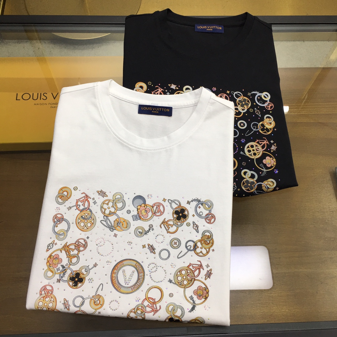 NO:505358,【L.v...】 2025 new casual round neck short-sleeved T-shirt, foreign trade and trading company products, heavy recommendations, brand original, perfect and first-class quality!  A single item with a strong sense of craftsmanship and design, bringing fashion aesthetics to the extreme, it is quite artistic, and it is customized with imported double mercerizing materials!  The fabric is soft and comfortable!  The details are in place, and the construction is very unique and clever, and the whole body is clean and neat, and the lines are simple and elegant. It is suitable to wear a base alone!  Color: White Black Number of codes: M-4XL [Please report height and weight by placing an order]., T-shirt,tees, t-shirt,alexander wang19860909【L.v...】 2025新品休闲圆领短袖T恤,外贸贸易公司货,重磅推荐,品牌原产 品相完美一流！工艺设计感超强的一款单品,将时装美学发挥到极致,相当有意境,定制进口双丝光材质！面料柔软舒适！细节设计到位,非常别致巧妙的构建,通体干净利落,线条感简洁大方.单穿打底皆宜！ 颜色:白色 黑色 码数:M-4XL【下单请报身高体重】.,,T-shirt,tees，t-shirt,alexander wang,Men's clothing