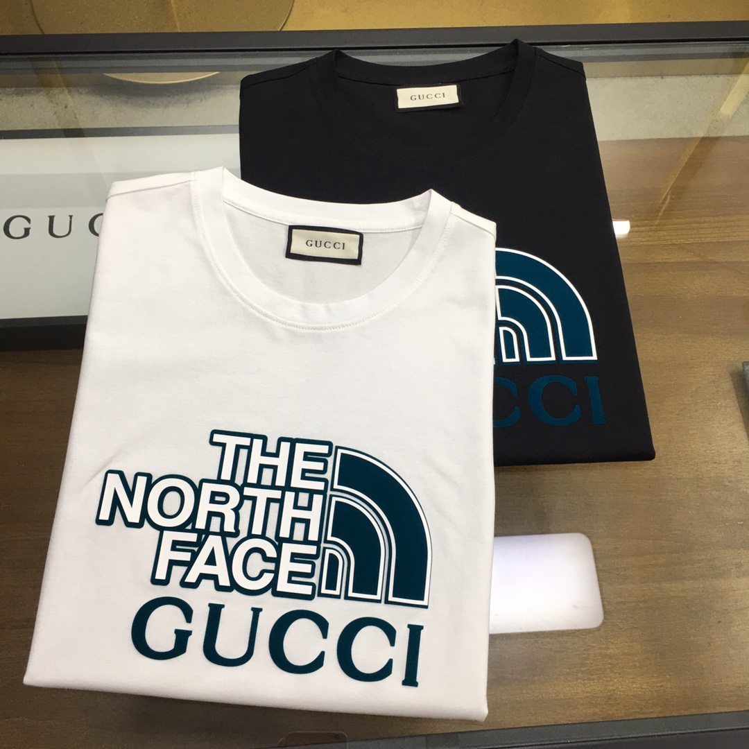 NO:505390,【Gu.ci...】 2025 new casual round neck short-sleeved T-shirt, foreign trade and trading company products, heavy recommendations, brand original, perfect and first-class quality!  A single item with a strong sense of craftsmanship and design, bringing fashion aesthetics to the extreme, it is quite artistic, and it is customized with imported double mercerizing materials!  The fabric is soft and comfortable!  The details are in place, and the construction is very unique and clever, and the whole body is clean and neat, and the lines are simple and elegant. It is suitable to wear a base alone!  Color: White Black Number of codes: M-4XL [Please report height and weight by placing an order]., T-shirt,tees, t-shirt,alexander wang19860909【Gu.ci...】 2025新品休闲圆领短袖T恤,外贸贸易公司货,重磅推荐,品牌原产 品相完美一流！工艺设计感超强的一款单品,将时装美学发挥到极致,相当有意境,定制进口双丝光材质！面料柔软舒适！细节设计到位,非常别致巧妙的构建,通体干净利落,线条感简洁大方.单穿打底皆宜！ 颜色:白色 黑色 码数:M-4XL【下单请报身高体重】.,,T-shirt,tees，t-shirt,alexander wang,Men's clothing