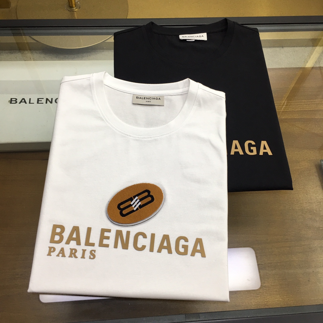 NO:501098,【BLCA...】 New casual round neck short-sleeved T-shirt, foreign trade and trading company products, heavy recommendations, brand originality, perfect and first-class quality!  A single item with a strong sense of craftsmanship and design, bringing fashion aesthetics to the extreme, it is quite artistic, and it is customized with imported double mercerizing materials!  The fabric is soft and comfortable!  The details are in place, and the construction is very unique and clever, and the whole body is clean and neat, and the lines are simple and elegant. It is suitable to wear a base alone!  Color: White Black Number of codes: M-4XL [Please report height and weight by placing an order]., T-shirt,tees, t-shirt,alexander wang19860909【BLCA...】 新品休闲圆领短袖T恤,外贸贸易公司货,重磅推荐,品牌原产 品相完美一流！工艺设计感超强的一款单品,将时装美学发挥到极致,相当有意境,定制进口双丝光材质！面料柔软舒适！细节设计到位,非常别致巧妙的构建,通体干净利落,线条感简洁大方.单穿打底皆宜！ 颜色:白色 黑色 码数:M-4XL【下单请报身高体重】.,,T-shirt,tees，t-shirt,alexander wang,Men's clothing