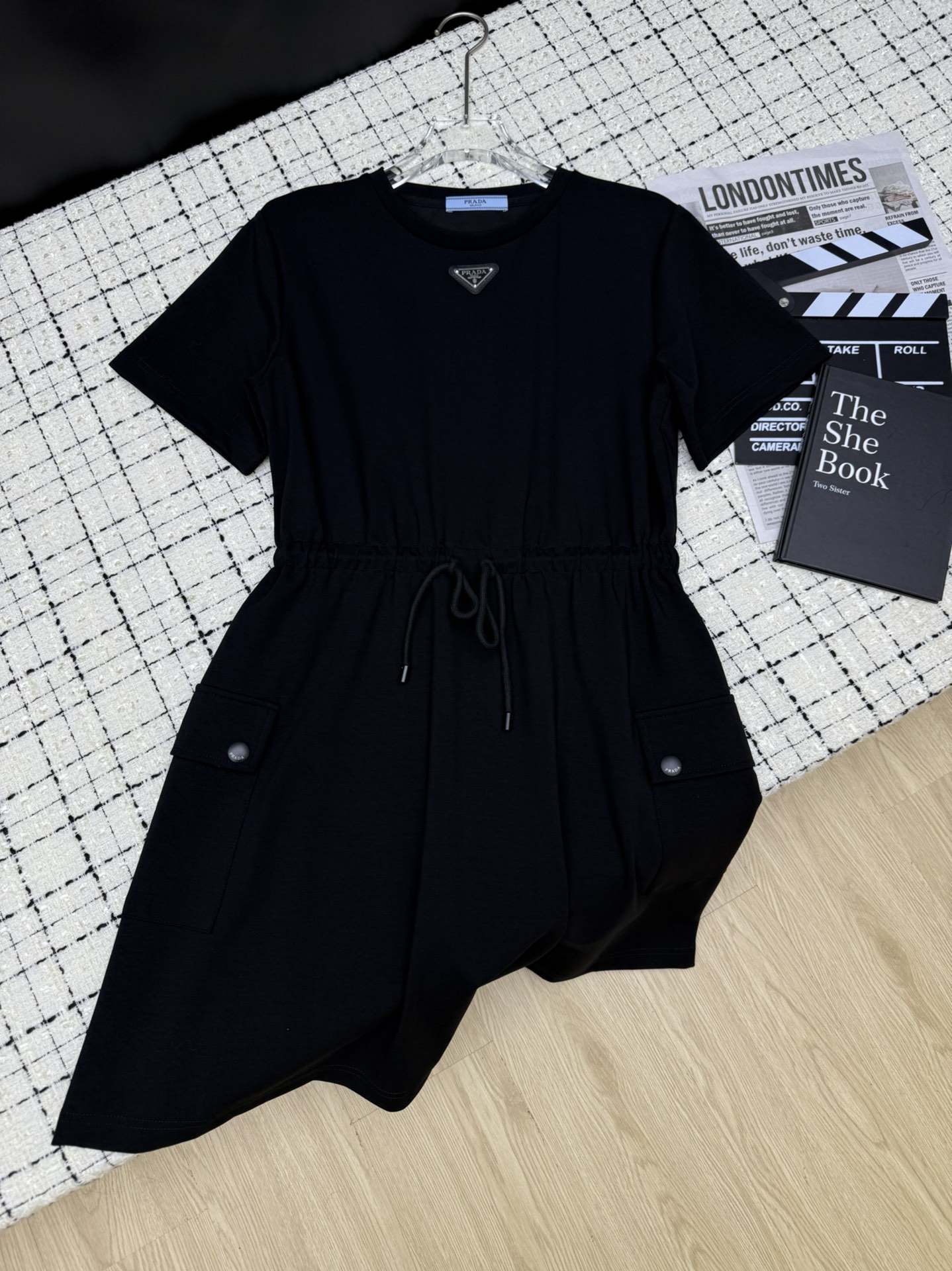 NO:327316,Casual essentials 25ss drawstring design round neck dress. Classic triangle logo is very design-like. T-shirt round neck design. Waist elasticity. Slimming style. More inclusive. You can control whatever body shape. Two-color SML, skirts, tees, t-shirt, alexander wang.19860909休闲必备款 25ss 抽绳设计圆领连衣裙 经典三角标很有设计感 T恤圆领设计 腰部松紧做法 显瘦版型 更有包容性 不管什么身材都可以驾驭 两色SML,,skirts,tees，t-shirt,alexander wang,Women's clothing