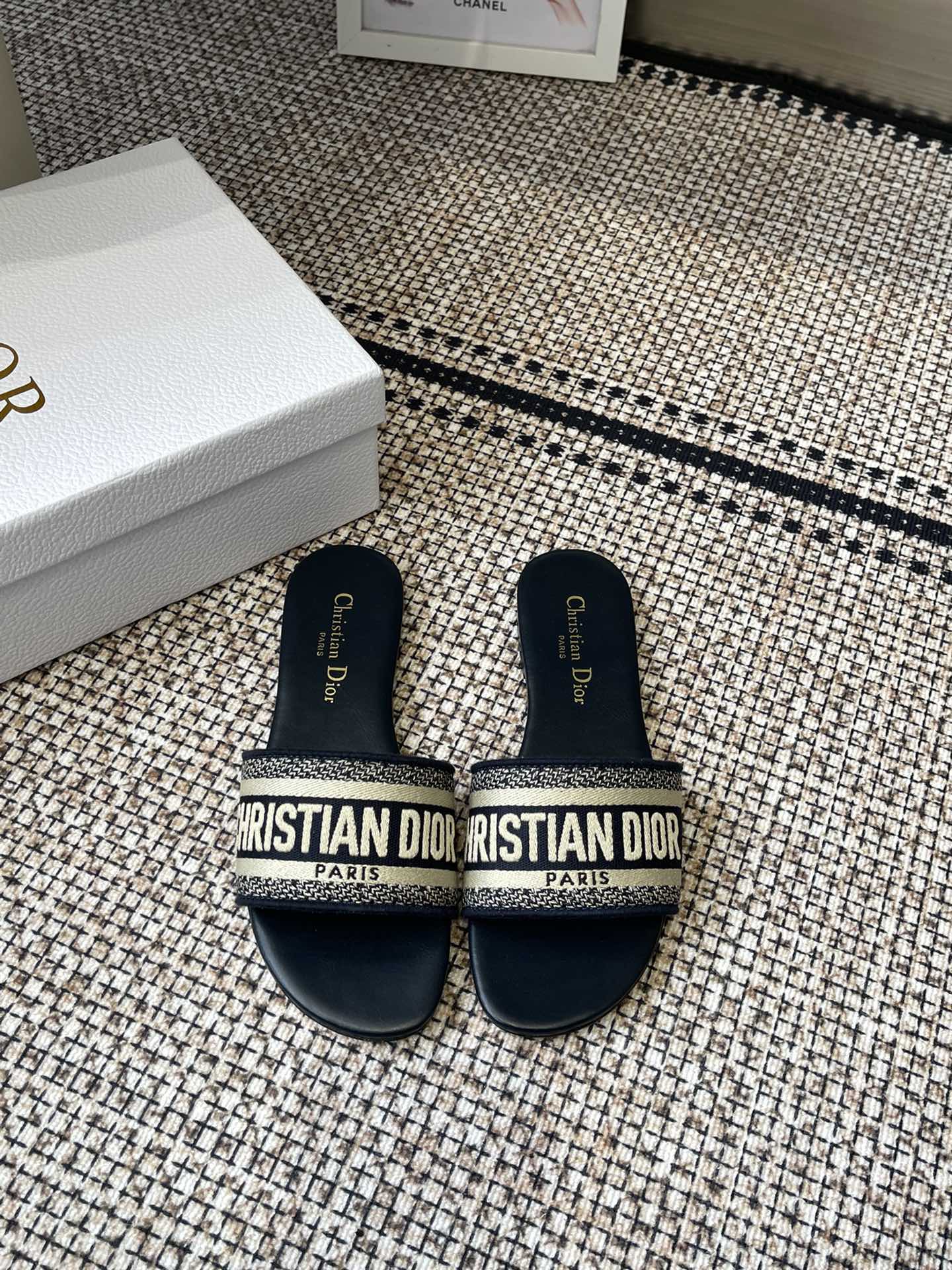 NO:242788,Top version Dior 2025ss Spring and summer new style Electric embroidered flat slippers This slipper is really easy to wear and look good. The colors this year are really beautiful, every color is invincible to look white. Fabric imported sheepskin sheepskin lining Italian leather outsole size 35-41 (customized by 40 41), slippers, dior, slippers, sheepskin, Leather soles19860909顶级版 Dior 2025ss 春夏新款 电绣刺绣平底拖鞋 这款拖鞋真的好穿又好看,今年的颜色真的超美,每个色都想入 无敌显白 面料进口绵羊皮 羊皮内里 意大利真皮大底 码数35-41（40 41定做）,拖鞋,dior,slippers,sheepskin,Leather soles,Women's Shoes