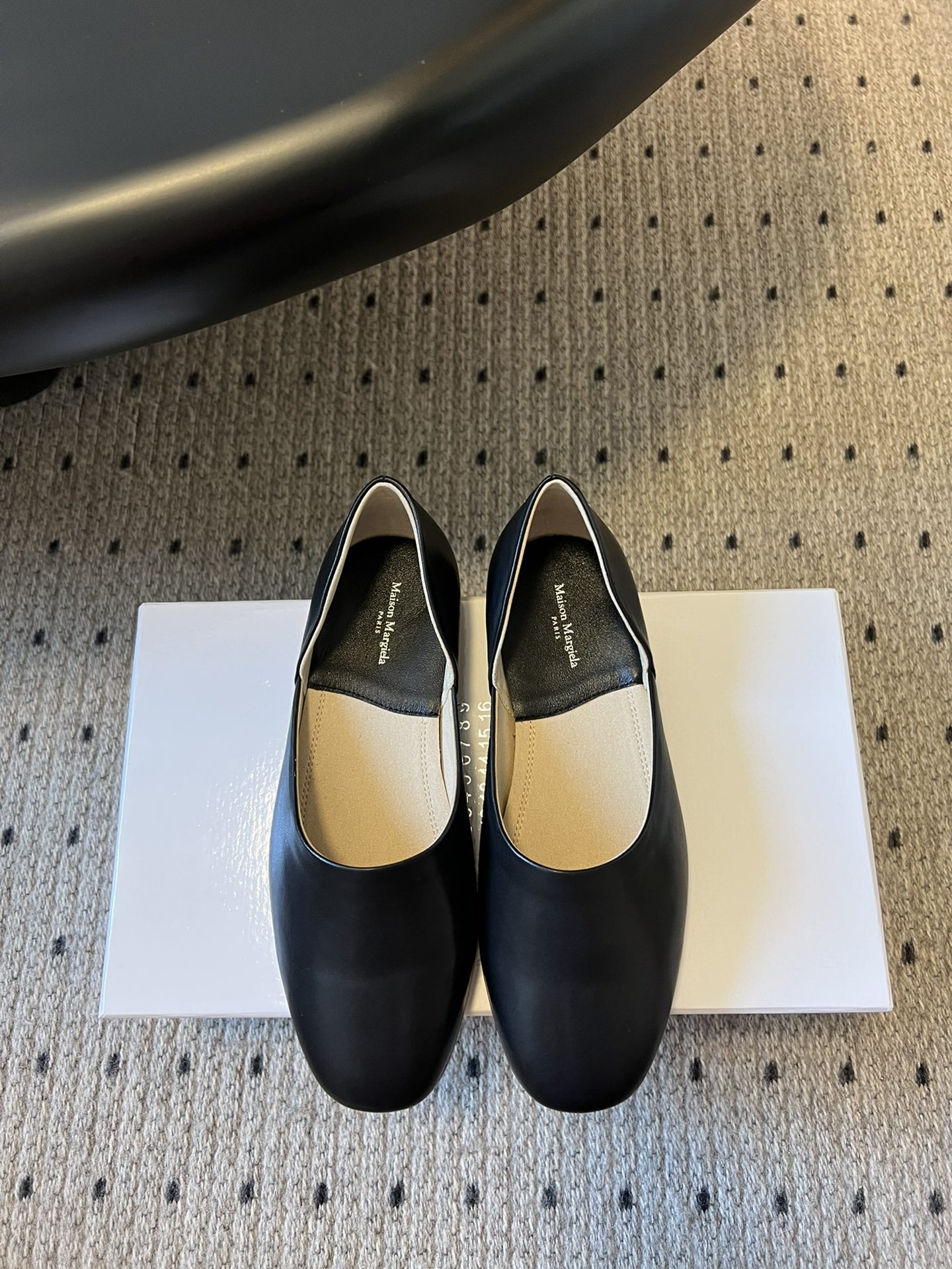 NO:388679,Top version Maison Margiel* 25ss minimalist round-toe hollow single shoe. The small round-toe design modifies the foot shape, and the hollow leaves enough space for the high instep!  The heel shape is narrowed to shrink the inner part and avoid the problem of not heeling on the feet. The overall shoe shape is long and narrow, and there is no excessive decoration on the whole, so it looks very capable!  Very suitable for daily work outfits!  Material cowhide, inner sheep, outsole, imported genuine leather sole, shoe size 35-39/40, customized, non-return, single shoes, cowhide, Leather soles19860909顶级版本 Maison Margiel* 25ss极简圆头中空单鞋 小圆头的设计修饰脚型,中空给高脚背留足了空间！后跟鞋型收窄,让内收缩,避免上脚不跟脚的问题,整体鞋型长而窄,整体也没有过多的装饰,就显得很干练！很适合日常上班穿搭！ 材质牛皮 内里羊里 大底意大利进口真皮大底 鞋码35-39/40定制不退换,单鞋,cowhide,Leather soles,Women's Shoes