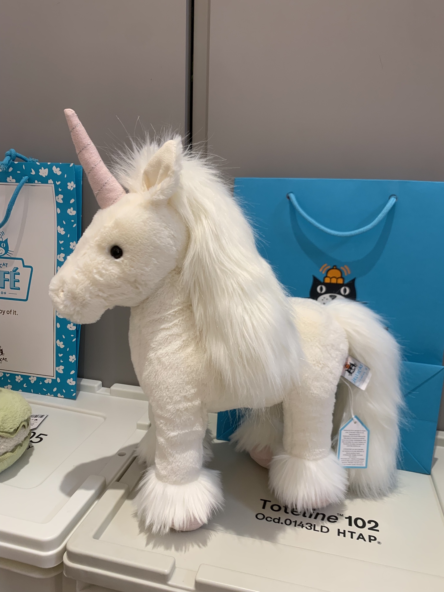 NO:809534,Meet Jellycat. Companionship is the longest confession. Isadora's unicorn's white plush is extremely soft. Isadora also has long white hair and tail. Innocent and romantic girls always like to be pampered like children. No matter how old they are, they will have a fluttering girl's heart. Jellycat's unicorn plush doll may become her pet~ Size 32cm, Jellycat doll from trendy department store19860909遇见Jellycat 陪伴是最长久的告白 伊莎多拉独角兽的白色毛绒柔软无比 伊莎多拉还有着长长的白色鬓毛和尾巴 天真浪漫的女生总是喜欢像被小孩子一样的宠爱 无论几岁都会有一颗扑通扑通的少女心 jellycat的独角兽毛绒公仔或许会成为她的爱宠喔～ 尺寸32cm,潮品百货Jellycat公仔,accessory