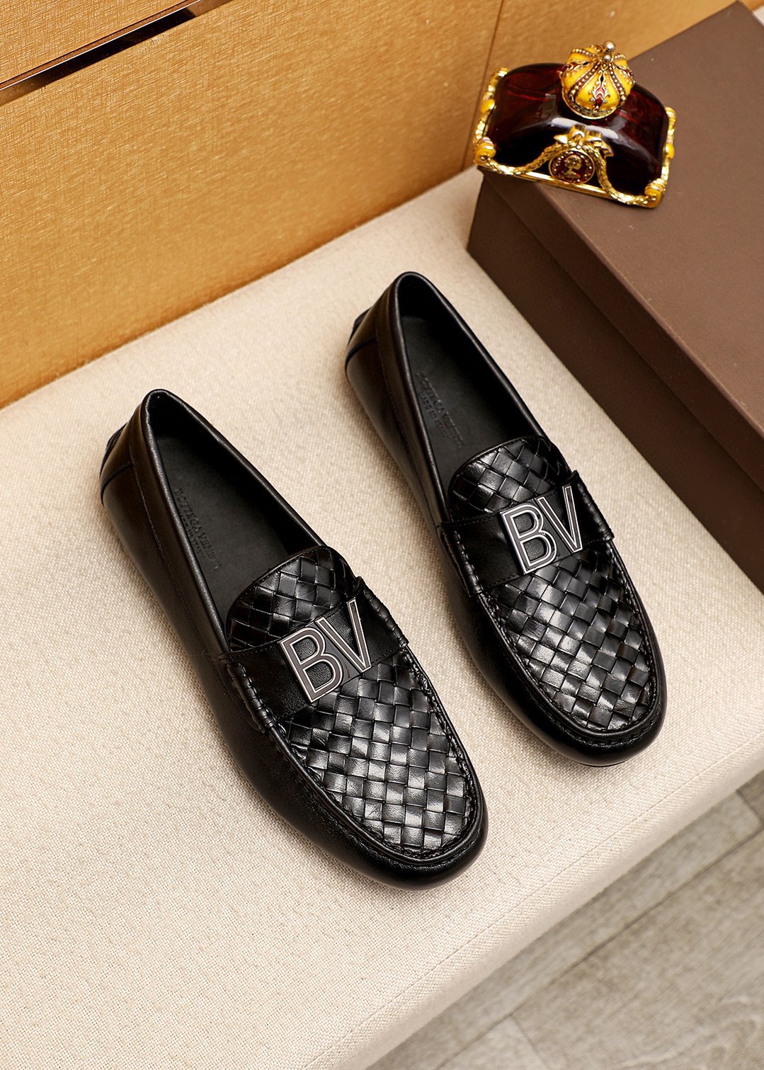 NO:276601,BV men's foot shoes [BOTTEGA VENETA] official website counter new model, one to one opening mold, Italian calfskin embossed cowhide inner. Driver foot shoes, counter synchronous Size 39-44 (38.45 customized),,bottega veneta,bottega veneta,cowhide19860909BV男士套脚鞋【BOTTEGA VENETA】官网专柜新款 一比一开模 意大利小牛皮压花牛皮内里.开车套脚便鞋 专柜同步 尺码 39-44（38.45订制),,bottega veneta,bottega veneta,cowhide,Men's shoes
