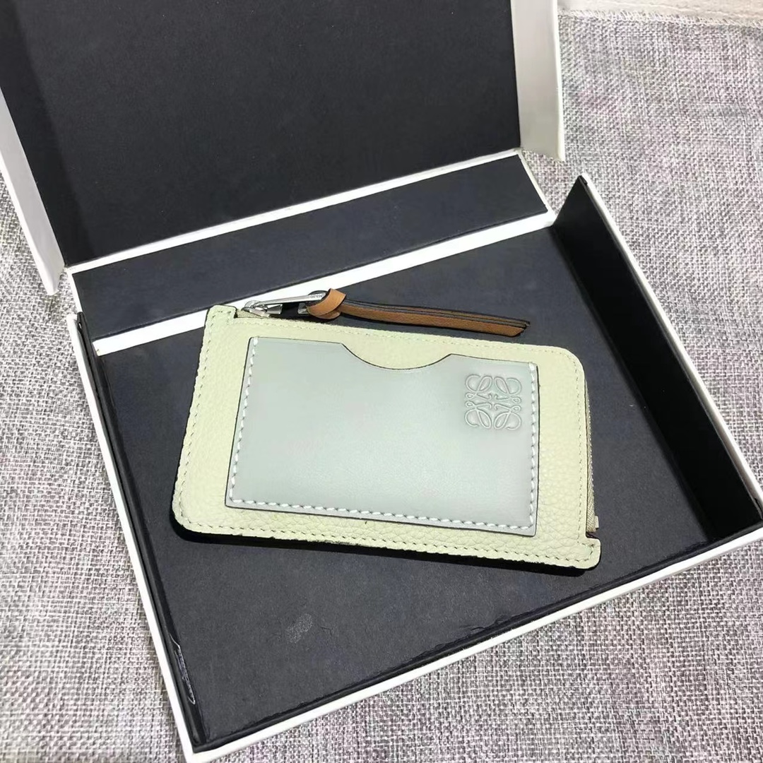 NO:672586,Color matching zipper small card holder, made of soft pique calfskin and contrasting calfskin, with card slots and zipper pockets on both sides, which can hold change and cards, exquisite and practical. Style number 3762, size 13*7.5, Loewe wallet, loewe, wallets, cowhide19860909拼色拉链小卡包 选用质感柔软珠地小牛皮搭配撞色小牛皮,两侧有卡位及拉链口袋,可放零钱、卡,精致、实用.款号3762,尺寸13*7.5,罗意威钱包,loewe,wallets,cowhide,欧美剧