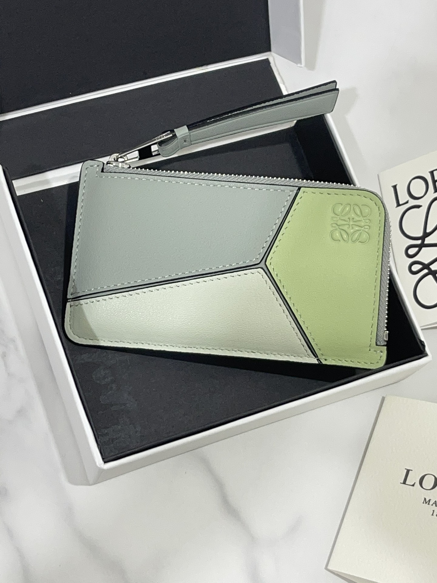NO:671777,Puzzle coin cardholder spliced ​​zipper small card holder is made of soft calfskin multi-color splicing. It can insert cards and change, exquisite and fashionable. Style number 3722, size 13*7, Loewe wallet, loewe, wallets, cowhide19860909puzzle coin cardholder拼接拉链小卡包 选用质感柔软的小牛皮多色拼接,可插卡可放零钱,精致、时尚.款号3722,尺寸13*7,罗意威钱包,loewe,wallets,cowhide,欧美剧