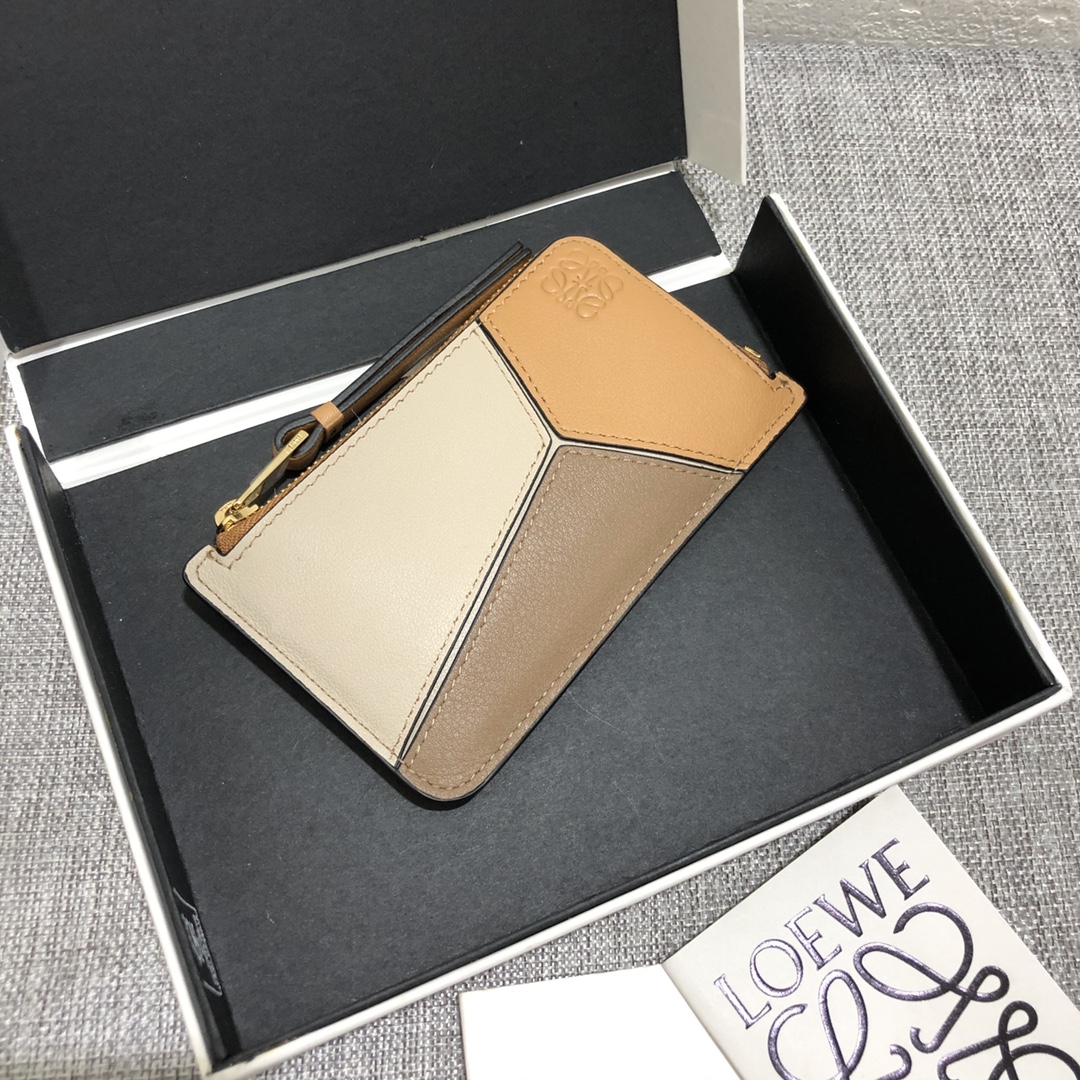 NO:672667,Puzzle coin cardholder spliced ​​zipper small card holder is made of soft calfskin multi-color splicing. It can insert cards and change, exquisite and fashionable. Style number 3722, size 13*7, Loewe wallet, loewe, wallets, cowhide19860909puzzle coin cardholder拼接拉链小卡包 选用质感柔软的小牛皮多色拼接,可插卡可放零钱,精致、时尚.款号3722,尺寸13*7,罗意威钱包,loewe,wallets,cowhide,欧美剧