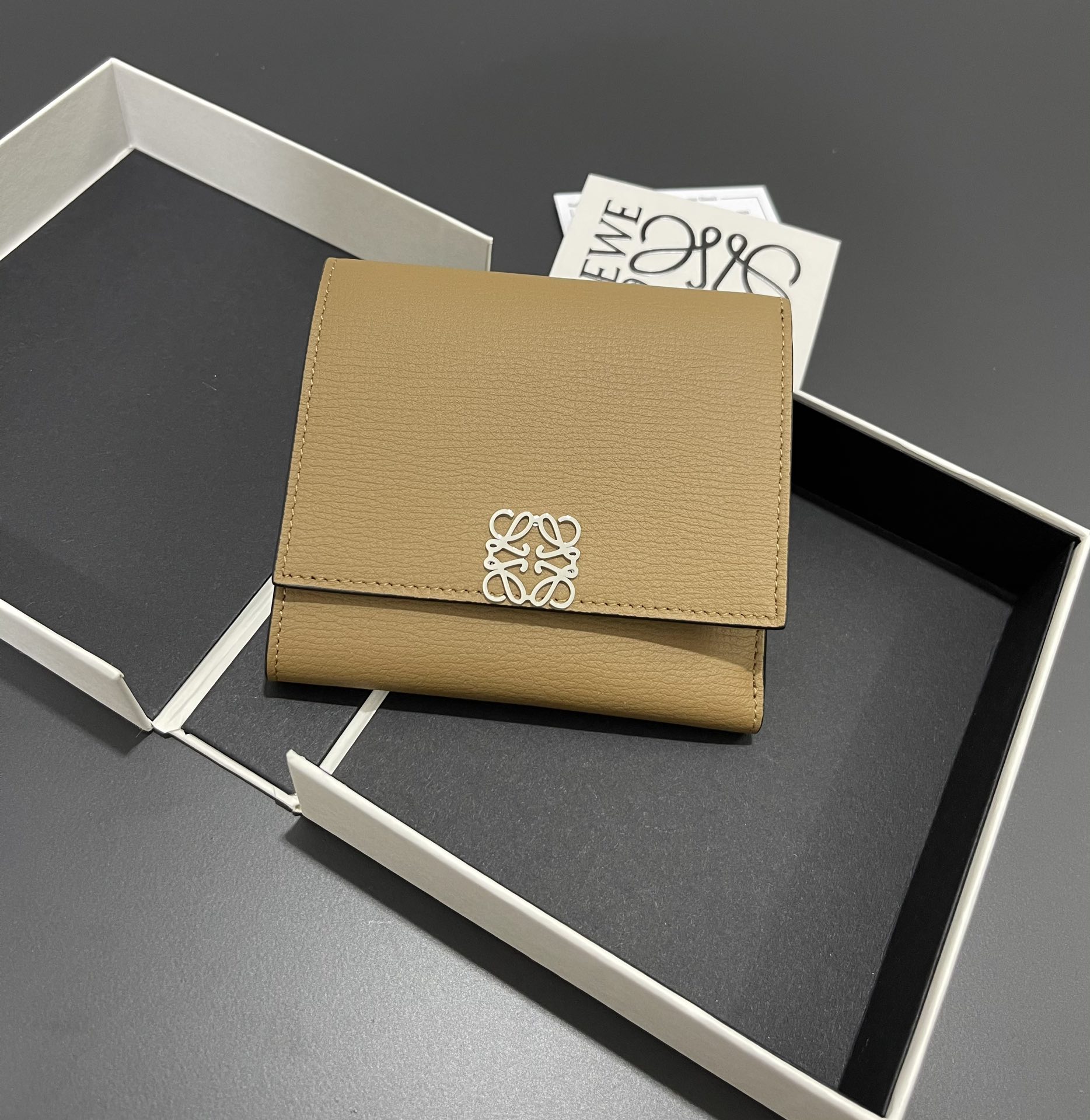 NO:672725,Half-fold short wallet made of pebbled cowhide, calfskin lining, card slots, zipper pocket, can enlarge banknotes. Style number 3729, size 10*11, Loewe wallet, loewe, wallets, cowhide19860909对折短款钱包 采用鹅卵石头纹牛皮、 内里小牛皮,卡位,拉链口袋, 可放大钞.款号3729,尺寸10*11,罗意威钱包,loewe,wallets,cowhide,欧美剧