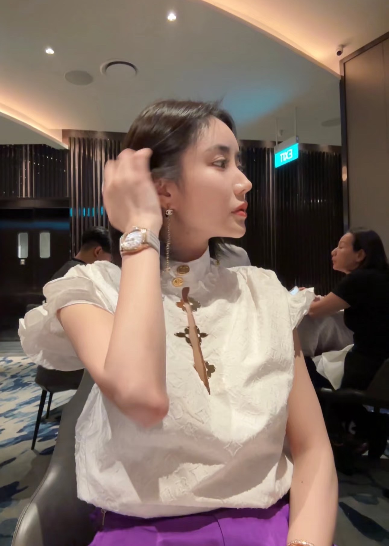 路易 2025春夏新款  白色提花logo衬衫金纽扣荷叶边设计 超好看的一款 非常有质感的提花面料 上身