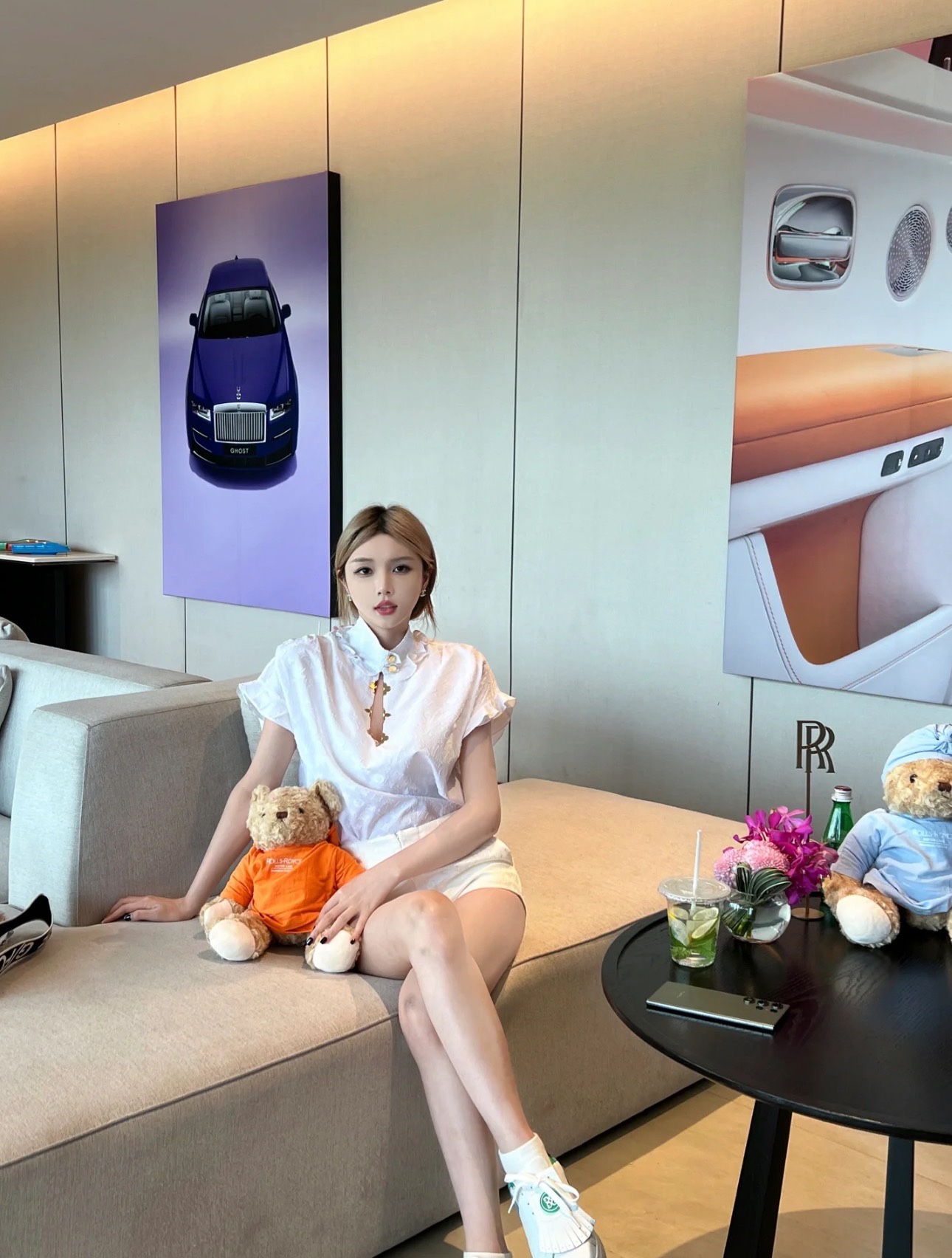 路易 2025春夏新款  白色提花logo衬衫金纽扣荷叶边设计 超好看的一款 非常有质感的提花面料 上身