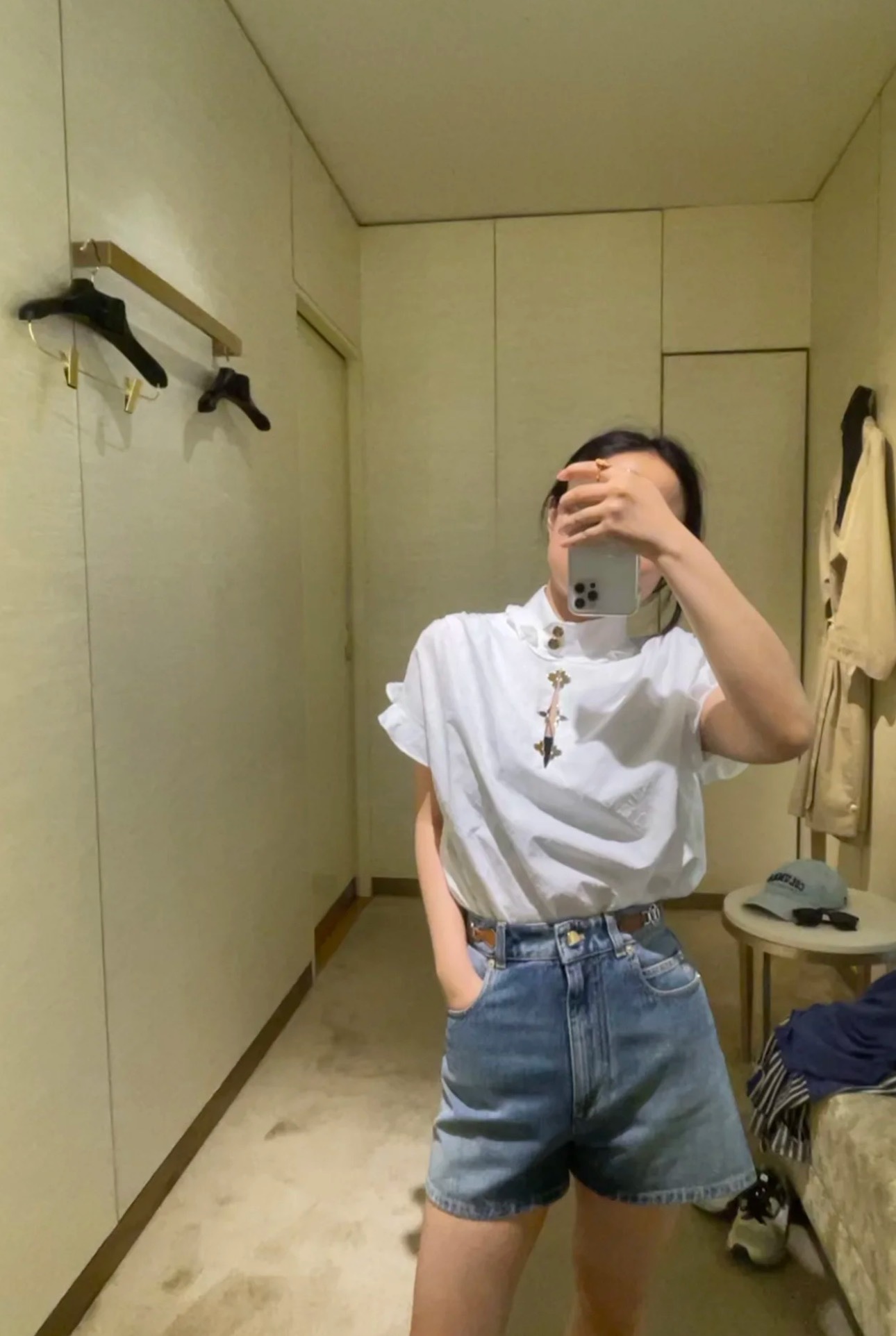 路易 2025春夏新款  白色提花logo衬衫金纽扣荷叶边设计 超好看的一款 非常有质感的提花面料 上身