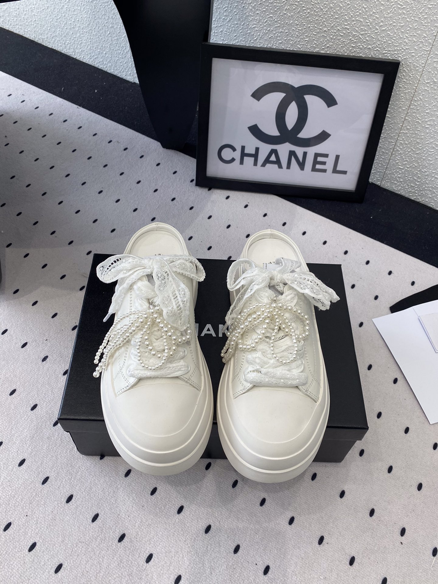 NO:247663,Chanel new bow semi-slippers, high-version shipment, Internet celebrity star-exploding street style, ordinary and bright with bow, imported cowhide upper, sheepskin inner footbed, original mold open sole Size: 35-39 (40 41 customized), casual shoes/sports shoes, chanel, sneakers, slippers, cowhide, sheepskin19860909Chanel新款蝴蝶结半拖鞋 高版本出货 网红明星炸街款 平平无奇搭上蝴蝶结眼前一亮 进口牛皮鞋面 羊皮内里垫脚 原版开模大底 Size:35-39 (40 41订做),休闲鞋/运动鞋,chanel,sneakers,slippers,cowhide,sheepskin,Women's Shoes