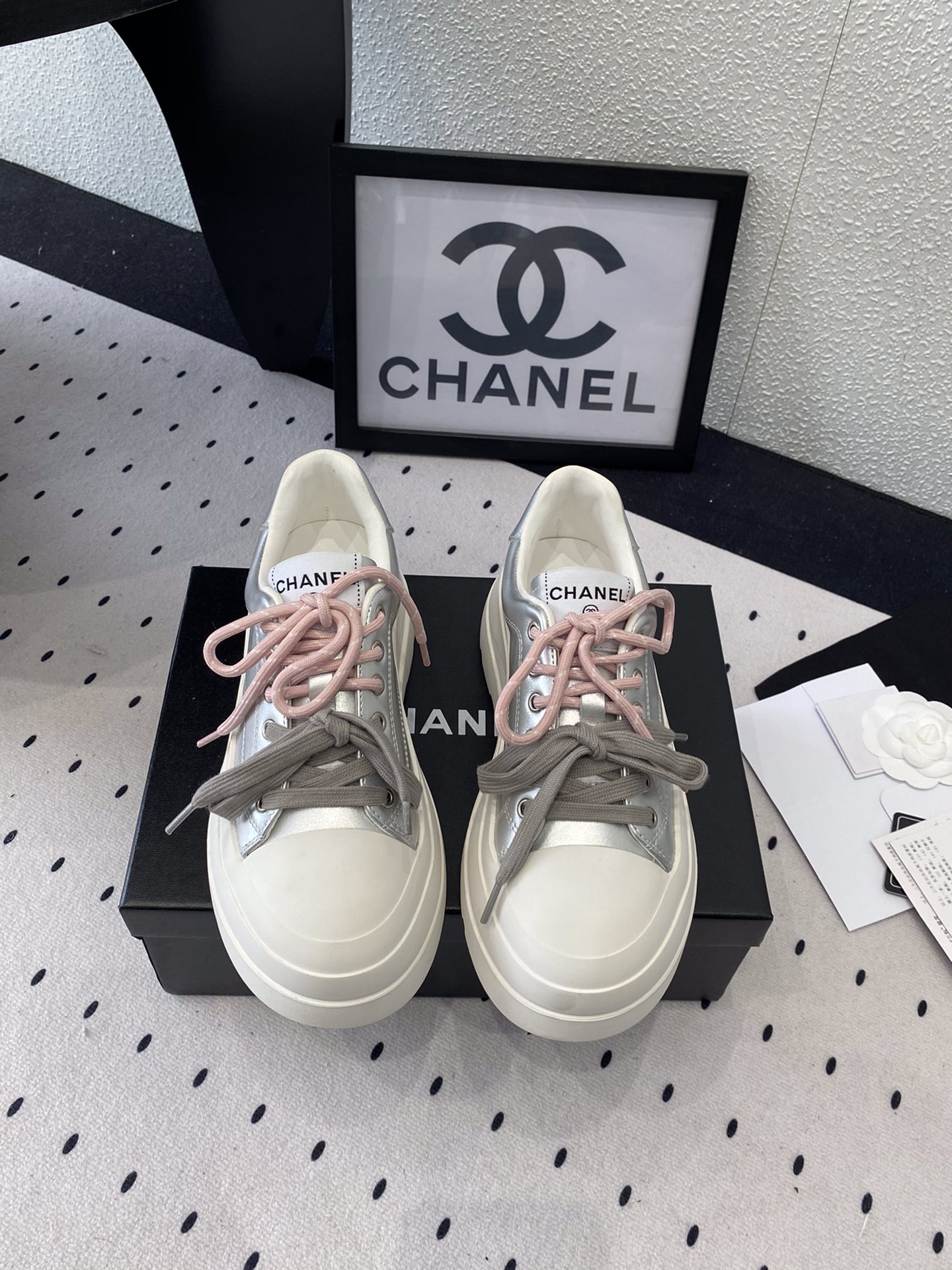 NO:247625,Chanel new bow casual shoes, high-version shipment, Internet celebrity celebrity street-fried style, ordinary and bright with bow, imported cowhide upper, sheepskin inner footbed, original mold open sole Size: 35-39 (40 41 customized), casual shoes/sports shoes, chanel, sneakers, cowhide, sheepskin19860909Chanel新款蝴蝶结休闲鞋 高版本出货 网红明星炸街款 平平无奇搭上蝴蝶结眼前一亮 进口牛皮鞋面 羊皮内里垫脚 原版开模大底 Size:35-39 (40 41订做),休闲鞋/运动鞋,chanel,sneakers,cowhide,sheepskin,Women's Shoes