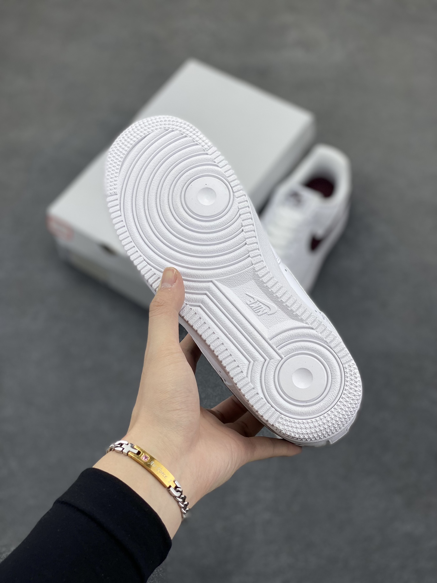 图片[5]-NK Air Force 1 空军一号 白酒红 原楦头原纸板 打造纯正空军版型#专注外贸渠道 全掌内置蜂窝气垫 #原盒配件 原厂中底钢印、拉帮完美 货号：FJ4146-112 尺码：36 36.5 37.5 38 38.5 39 40 40.5 41 42 42.5 43 44 44.5 45-选品中心