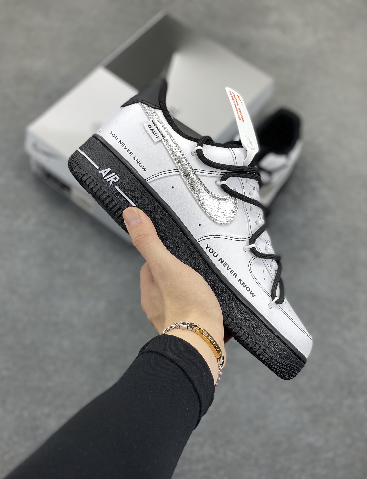 Nike Air Force 1 Low’07 破斧沉舟 空军一号绑带低帮休闲板鞋 定制皮料 定制鞋盒 配件齐全 原楦原纸板 纯正空军版型 内置全掌气垫 货号:ZH0316-066 尺码:36 36.5 37.5 38 38.5 39 40 40.5 41 42 42.5 43 44 44.5 45-选品中心