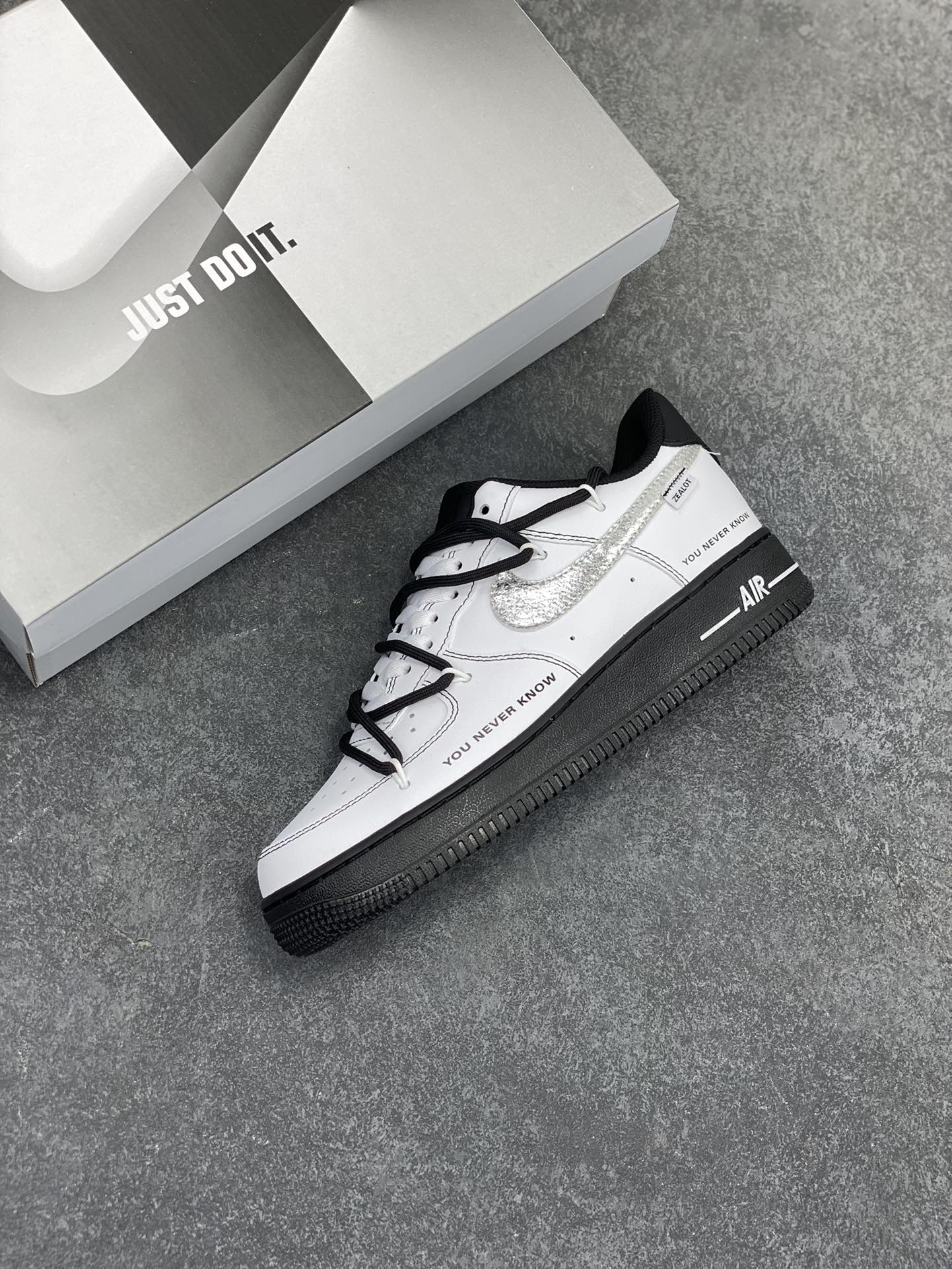 图片[7]-Nike Air Force 1 Low’07 破斧沉舟 空军一号绑带低帮休闲板鞋 定制皮料 定制鞋盒 配件齐全 原楦原纸板 纯正空军版型 内置全掌气垫 货号：ZH0316-066 尺码：36 36.5 37.5 38 38.5 39 40 40.5 41 42 42.5 43 44 44.5 45-选品中心