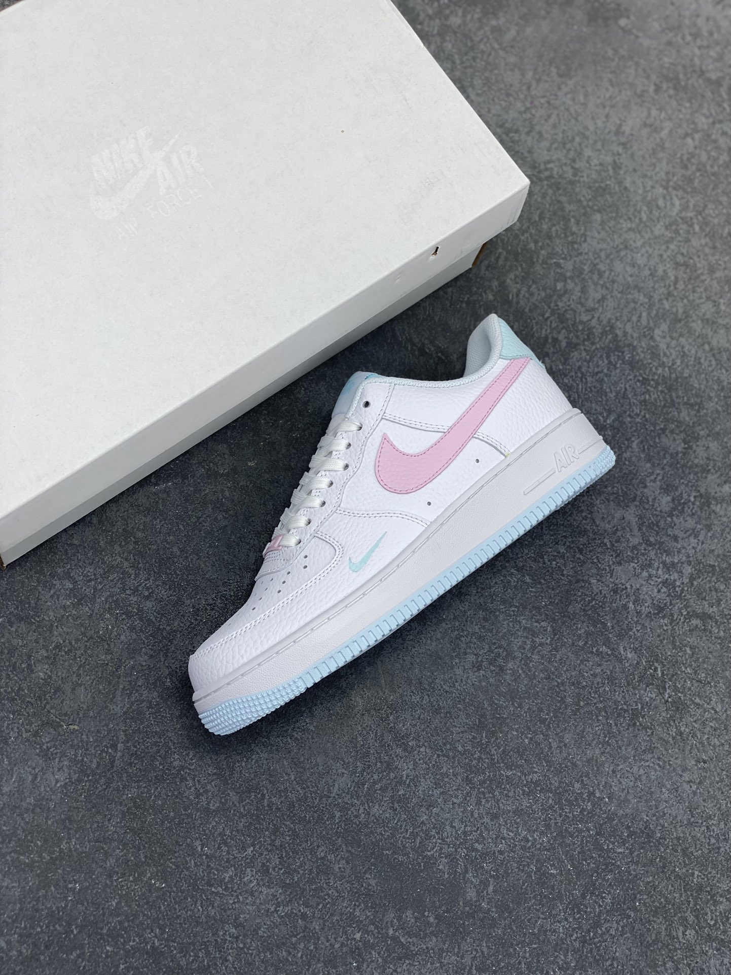 图片[7]-Nike Air Force 1 07 low空军一号板鞋 白粉 原楦头原纸板 打造纯正空军版型#专注外贸渠道 全掌内置蜂窝气垫 #原盒配件 原厂中底钢印、拉帮完美 货号：IH0640-161 尺码：35.5 36 36.5 37.5 38 38.5 39 40-选品中心