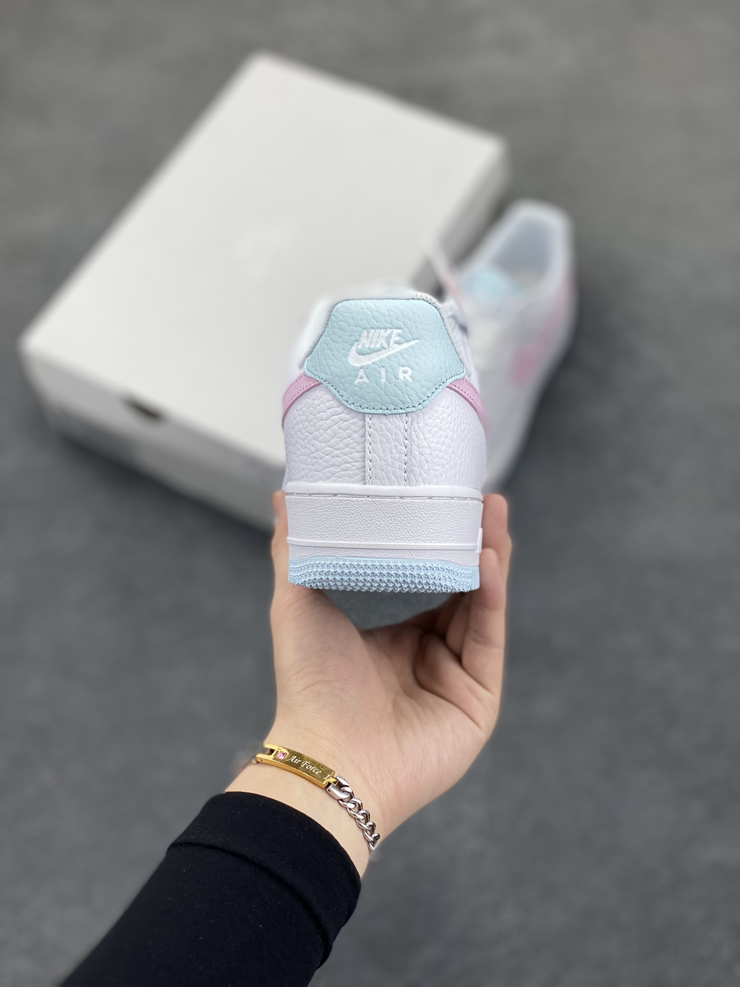 图片[4]-Nike Air Force 1 07 low空军一号板鞋 白粉 原楦头原纸板 打造纯正空军版型#专注外贸渠道 全掌内置蜂窝气垫 #原盒配件 原厂中底钢印、拉帮完美 货号：IH0640-161 尺码：35.5 36 36.5 37.5 38 38.5 39 40-选品中心