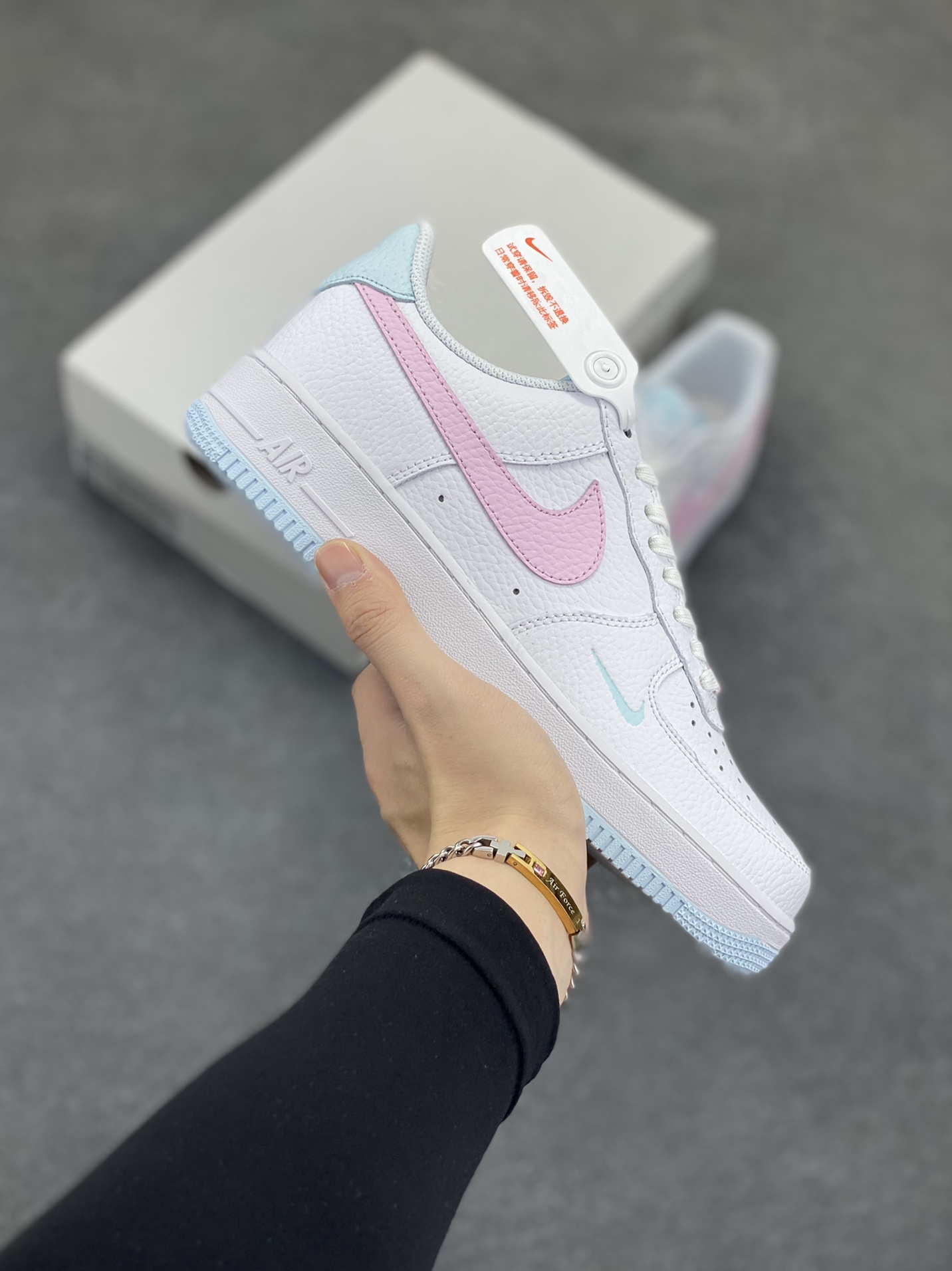 Nike Air Force 1 07 low空军一号板鞋 白粉 原楦头原纸板 打造纯正空军版型#专注外贸渠道 全掌内置蜂窝气垫 #原盒配件 原厂中底钢印、拉帮完美 货号:IH0640-161 尺码:35.5 36 36.5 37.5 38 38.5 39 40-选品中心