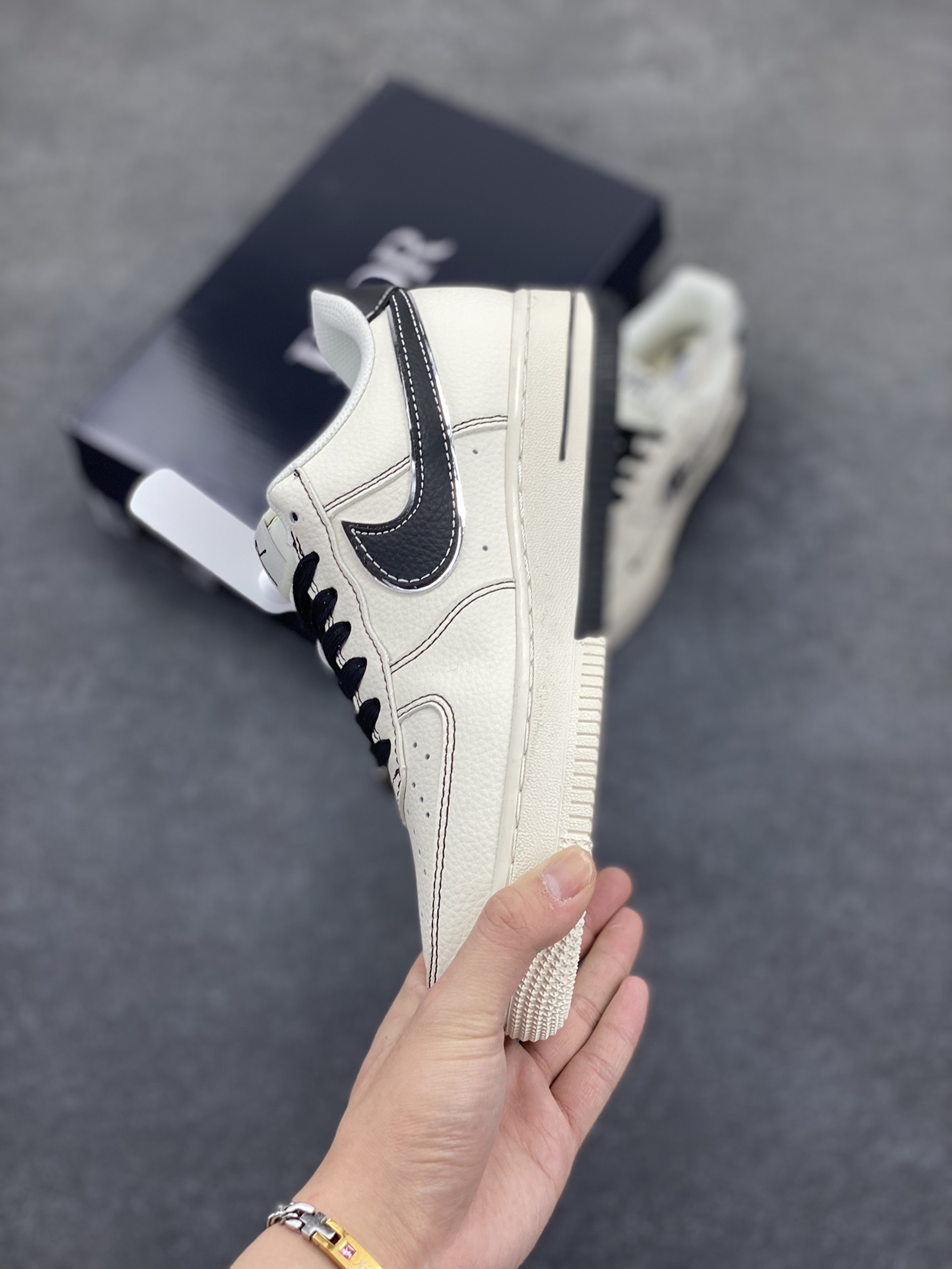 图片[3]-NIke Air Force 1 \’07 Low “迪奥联名——双拼迪奥勾”空军一号 低帮 运动鞋 休闲鞋 折边针车 工艺难度大 原楦头原纸板 原装鞋盒 定制五金配件 内置全掌气垫 原厂鞋底 货号：XS1958-544 尺码：36 36.5 37.5 38 38.5 39 40 40.5 41 42 42.5 43 44 44.5 45-选品中心