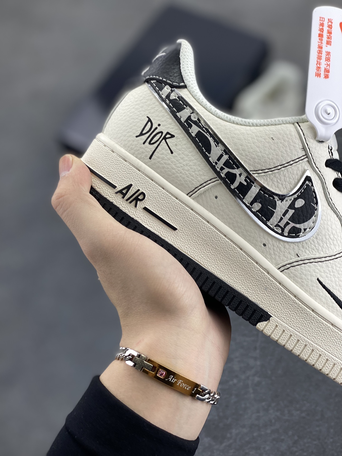 图片[6]-NIke Air Force 1 \’07 Low “迪奥联名——双拼迪奥勾”空军一号 低帮 运动鞋 休闲鞋 折边针车 工艺难度大 原楦头原纸板 原装鞋盒 定制五金配件 内置全掌气垫 原厂鞋底 货号：XS1958-544 尺码：36 36.5 37.5 38 38.5 39 40 40.5 41 42 42.5 43 44 44.5 45-选品中心