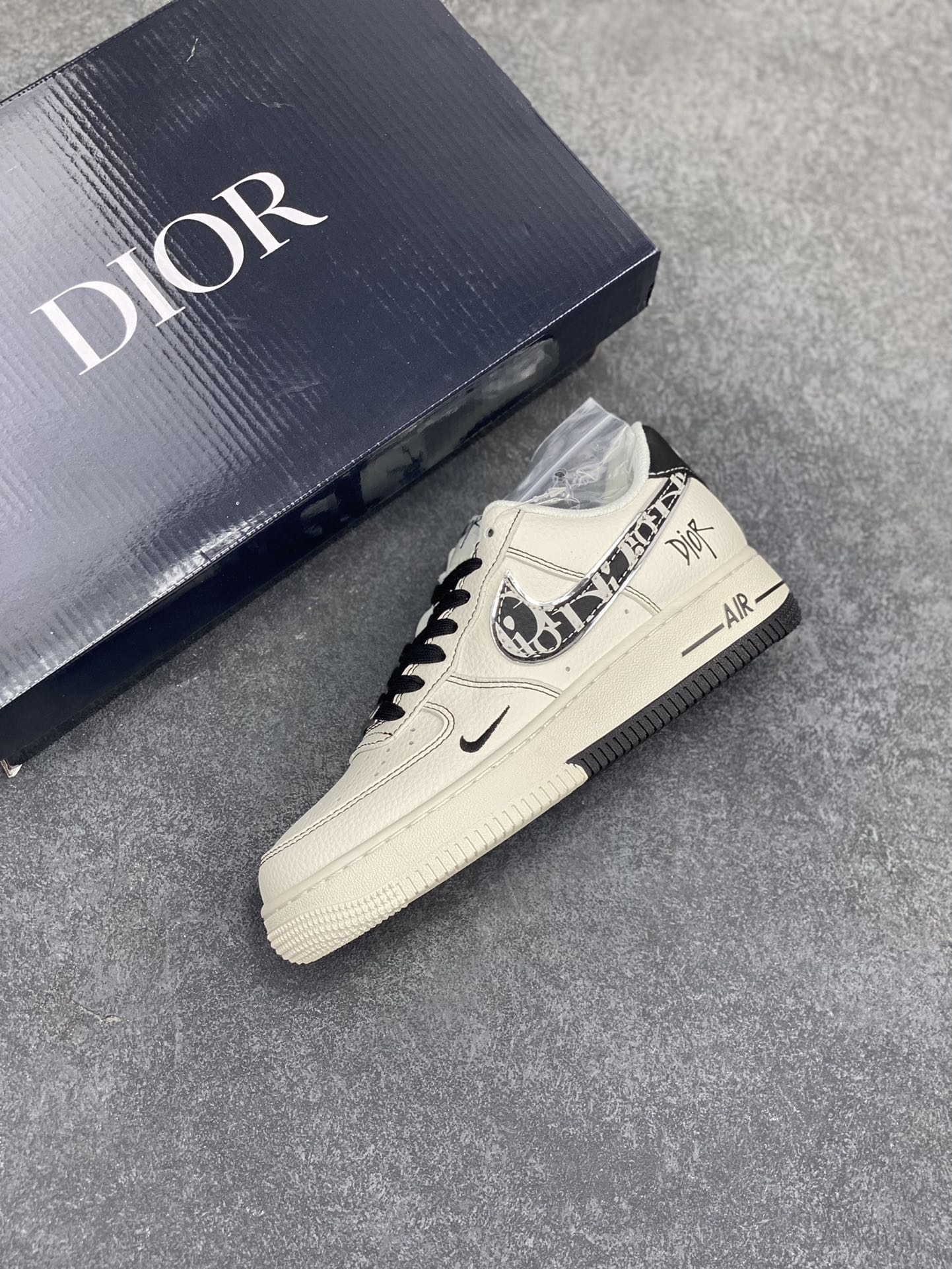 图片[7]-NIke Air Force 1 \’07 Low “迪奥联名——双拼迪奥勾”空军一号 低帮 运动鞋 休闲鞋 折边针车 工艺难度大 原楦头原纸板 原装鞋盒 定制五金配件 内置全掌气垫 原厂鞋底 货号：XS1958-544 尺码：36 36.5 37.5 38 38.5 39 40 40.5 41 42 42.5 43 44 44.5 45-选品中心