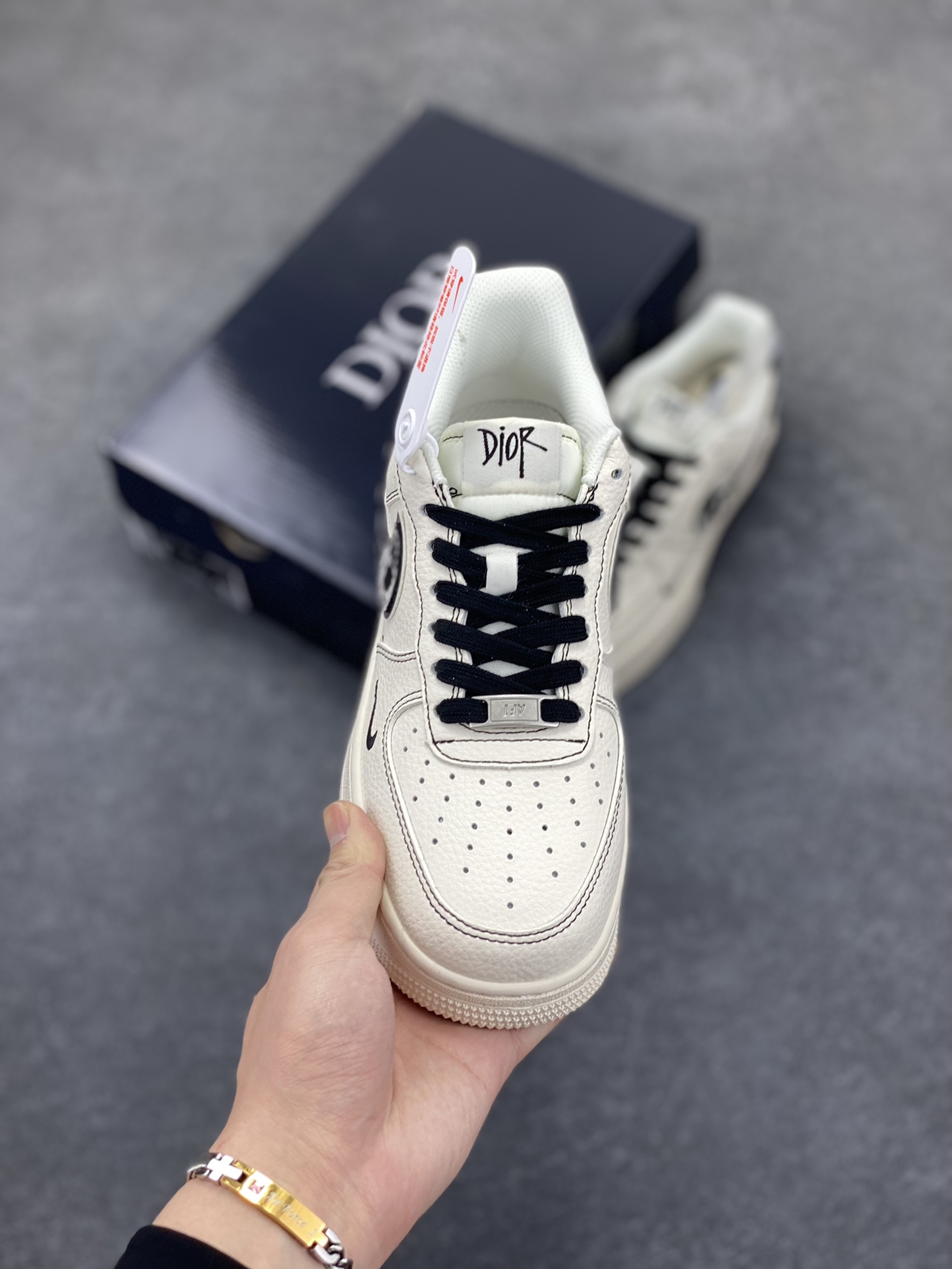 图片[2]-NIke Air Force 1 \’07 Low “迪奥联名——双拼迪奥勾”空军一号 低帮 运动鞋 休闲鞋 折边针车 工艺难度大 原楦头原纸板 原装鞋盒 定制五金配件 内置全掌气垫 原厂鞋底 货号：XS1958-544 尺码：36 36.5 37.5 38 38.5 39 40 40.5 41 42 42.5 43 44 44.5 45-选品中心