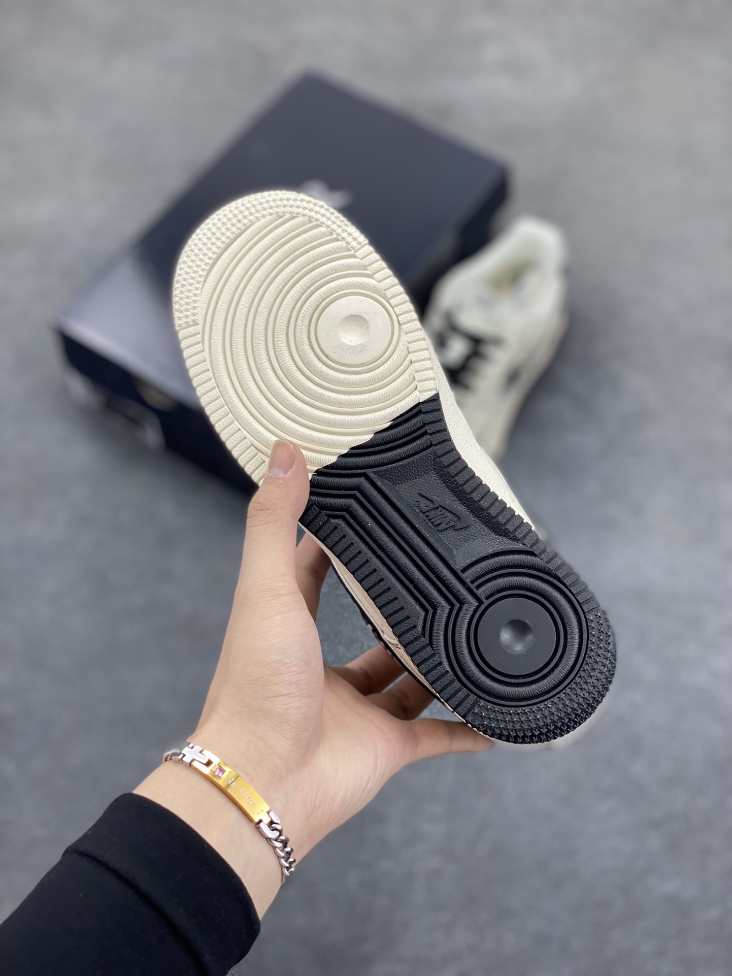 图片[5]-NIke Air Force 1 \’07 Low “迪奥联名——双拼迪奥勾”空军一号 低帮 运动鞋 休闲鞋 折边针车 工艺难度大 原楦头原纸板 原装鞋盒 定制五金配件 内置全掌气垫 原厂鞋底 货号：XS1958-544 尺码：36 36.5 37.5 38 38.5 39 40 40.5 41 42 42.5 43 44 44.5 45-选品中心