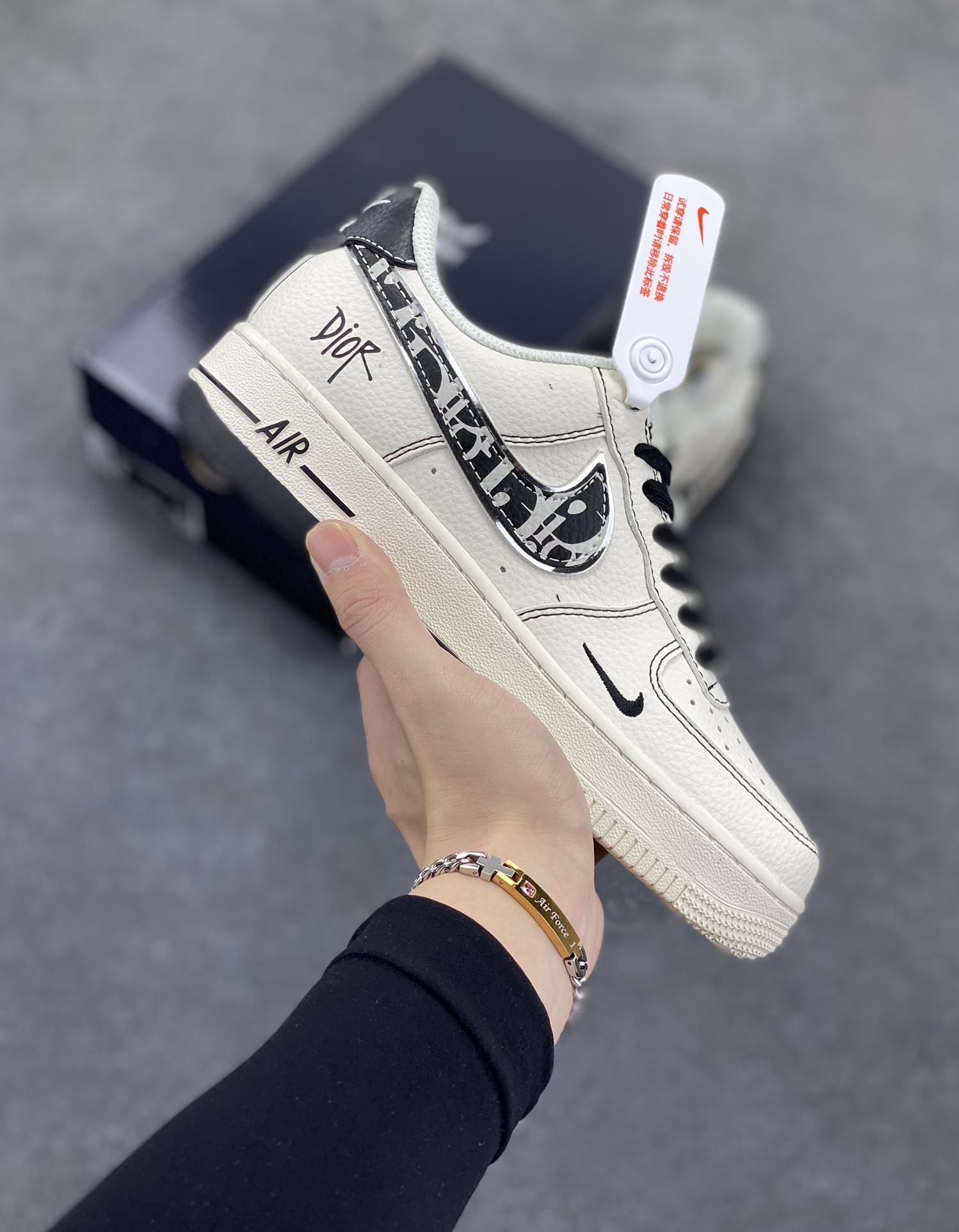 NIke Air Force 1 \’07 Low “迪奥联名——双拼迪奥勾”空军一号 低帮 运动鞋 休闲鞋 折边针车 工艺难度大 原楦头原纸板 原装鞋盒 定制五金配件 内置全掌气垫 原厂鞋底 货号:XS1958-544 尺码:36 36.5 37.5 38 38.5 39 40 40.5 41 42 42.5 43 44 44.5 45-选品中心