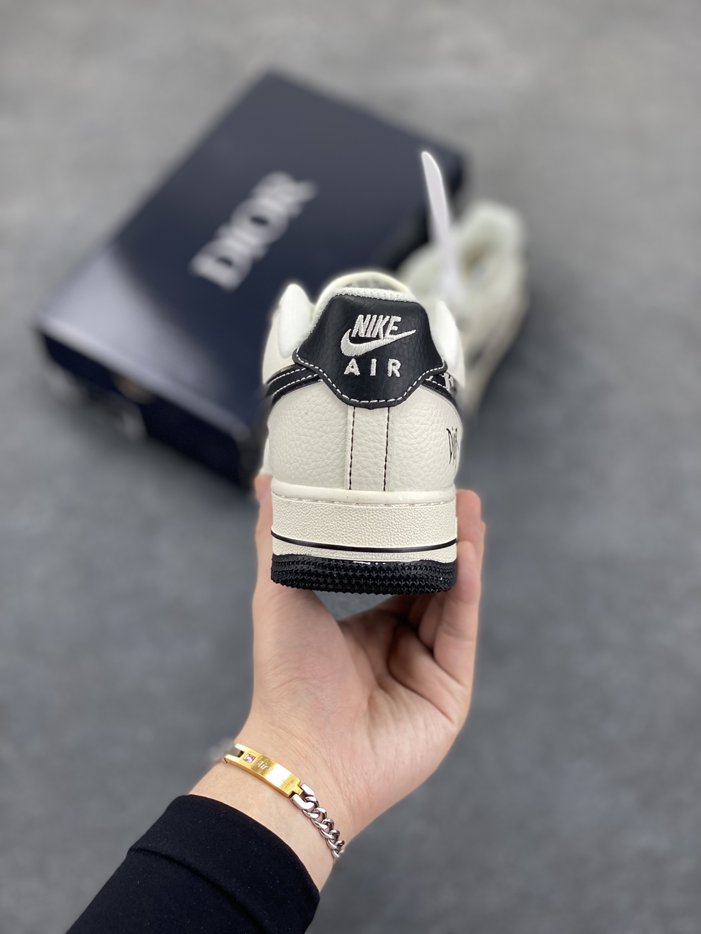 图片[4]-NIke Air Force 1 \’07 Low “迪奥联名——双拼迪奥勾”空军一号 低帮 运动鞋 休闲鞋 折边针车 工艺难度大 原楦头原纸板 原装鞋盒 定制五金配件 内置全掌气垫 原厂鞋底 货号：XS1958-544 尺码：36 36.5 37.5 38 38.5 39 40 40.5 41 42 42.5 43 44 44.5 45-选品中心